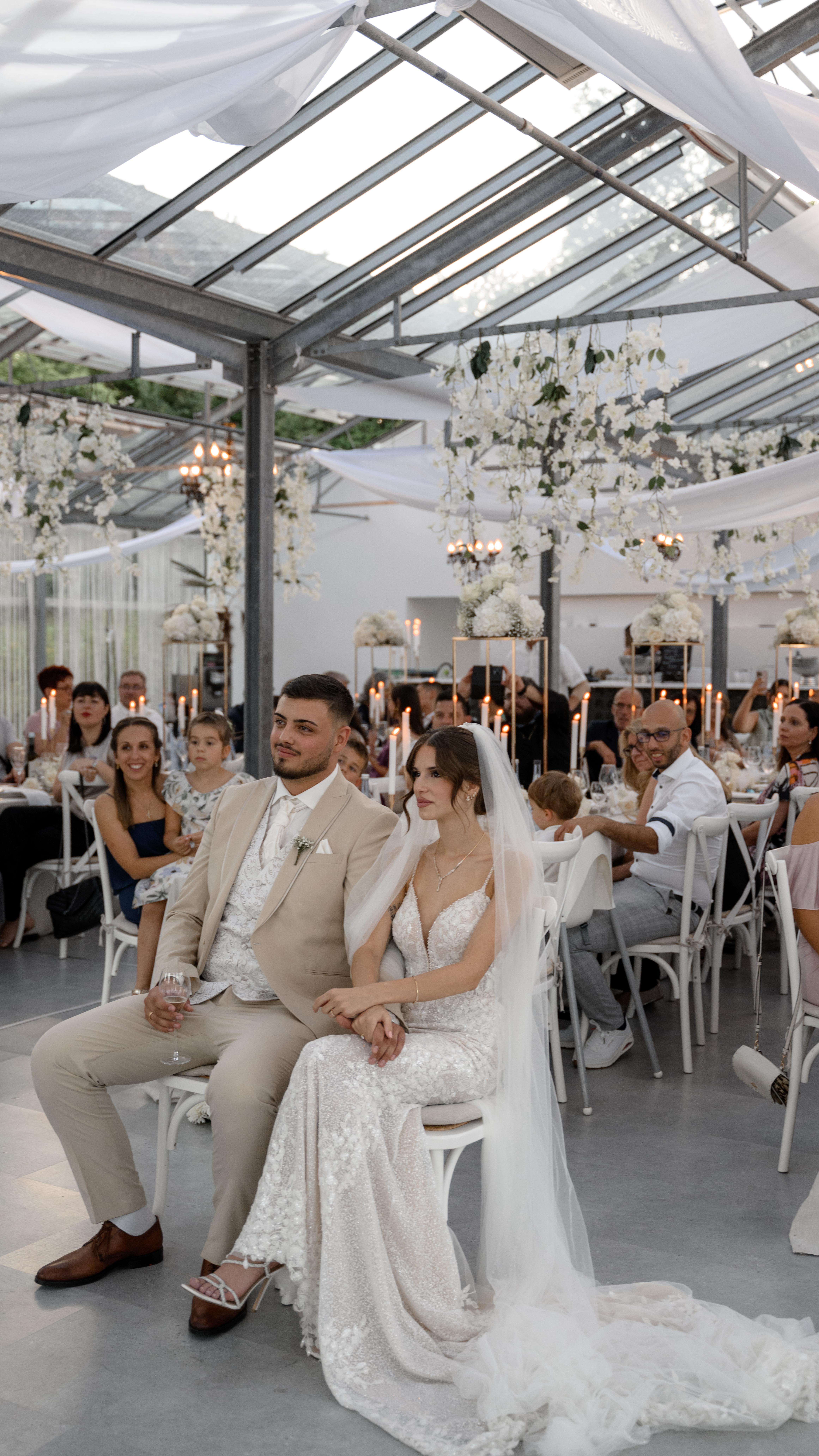 Deine Hochzeit ist ein Meilenstein – sie verdient professionelle Planung auf höchstem Niveau.
Ich bin keine Hobby-Planerin, sondern Expertin mit fundierter Ausbildung und jahrelanger Praxiserfahrung:
✔️ 12 Jahre Führungskraft in einem renommierten spanischen Unternehmen
✔️ Ausgebildete Eventmanagerin (Schnellkurs) durch die @avantgarde_hochzeiten mit umfassendem Fachwissen zur Hochzeitsplanung
✔️ Seit 8 Jahren anerkannte Ausbilderin IHK– 3 Azubis erfolgreich begleitet
Diese Expertise bringe ich in jede einzelne Hochzeit ein – mit Struktur, Stil und dem Blick fürs Detail.
Ich kombiniere kreative Konzepte mit professionellem Projektmanagement. Führe kompetent im Laissez-Faire Stil, lache gerne mit allen, damit ihr euren Tag sorgenfrei genießen könnt.
Für Paare, die Wert auf Qualität, Erfahrung und echte Leidenschaft legen.
Folge mir für exklusive Einblicke, Inspiration und professionelle Wedding-Tipps.
Foto: @yana_korn
Video: @jacquelinealicegoutier
#weddingplanner #wedding #hochzeitsplanerin #hochzeitstuttgart #hochzeit #verlobt