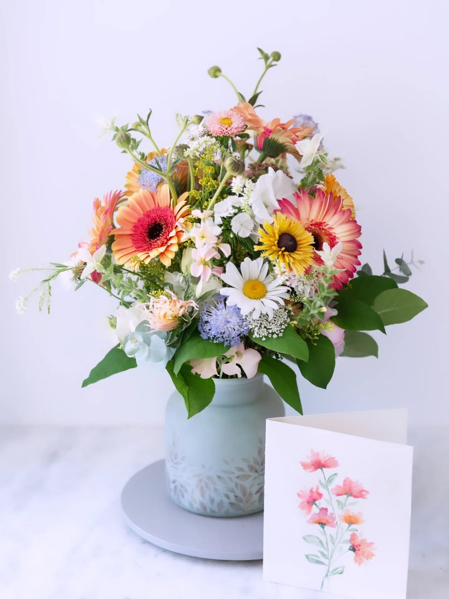 Today's mission: A bright and cheery arrangement for a daisy lover with a special vase that compliments an outdoorsy lifestyle. On it! I just need to make up a quick watercolor for the finishing touch. ✨✔️
#wfssummerdesignchallenge