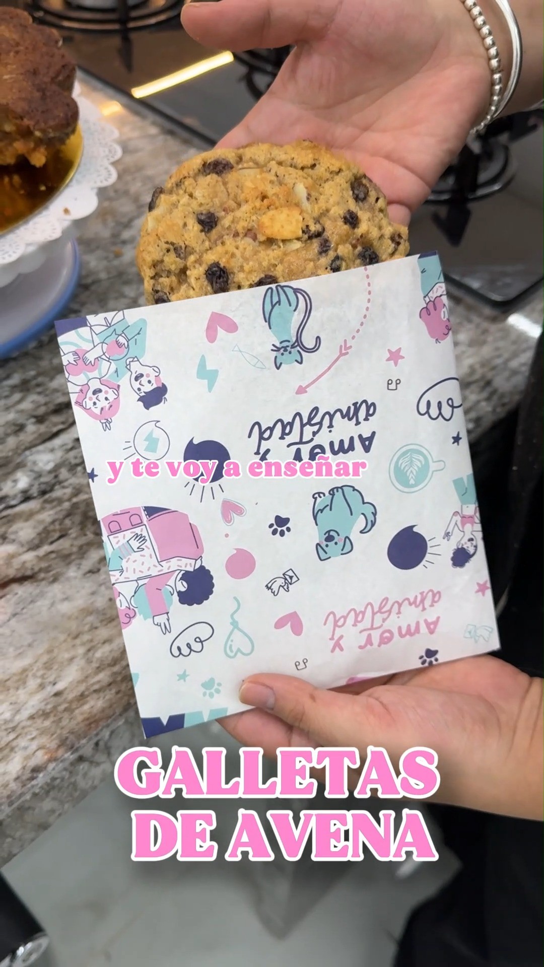 🍪Receta galletas de avena al estilo Nueva York
¿Antojo de algo irresistible? Estas galletas de avena son puro amor en cada mordida. Perfectas para consentirte o compartir con quien más quieres 🩷