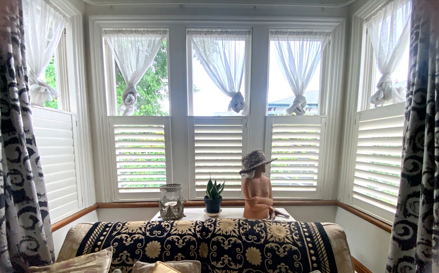 😳 What a stunning change! Ditch the net curtains and embrace the modern sophistication of SantaFe Shutters. Not only do they enhance your interior aesthetics but also provide excellent light control and privacy! Check out this gorgeous installation. To find out more about shutters and blinds ➡️ https://wix.to/vmyR53M #HomeDecor #StyleUpgrade #Shutters