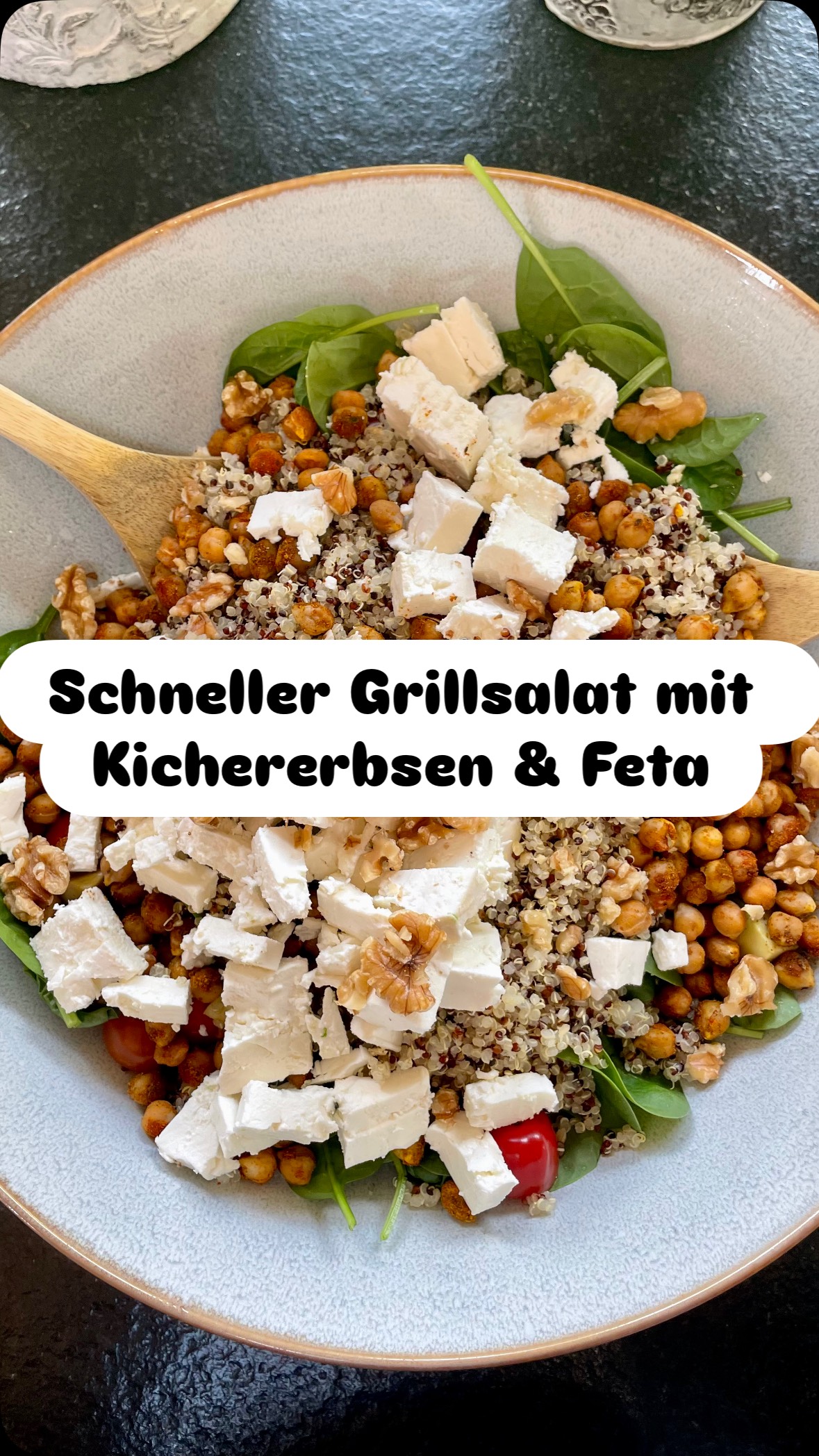 🥗 Schneller Grillsalat mit Kichererbsen & Feta - deine Hormone werden ihn lieben!
Dieser bunte Sommersalat ist nicht nur perfekt fürs BBQ, sondern versorgt dich auch mit allem, was dein Körper für stabile Energie, gute Stimmung und gesunde Hormone braucht.
📋 Rezept für 4 Portionen
– 1 Pkg Babyspinat
– ½ Gurke (klein geschnitten)
– 150 g Cherrytomaten (halbiert)
– 1 Avocado (gewürfelt)
– 1 Dose Kichererbsen (abspülen, würzen, 25 Min. bei 180 °C rösten)
– 1 Pkg Feta (gewürfelt)
– Eine Handvoll Walnüsse
– ½ Apfel (in Spalten geschnitten)
– 150 g Quinoa (gekocht)
Dressing: Saft 1 Orange, 1 EL Senf, 20ml Apfelessig, 30 ml Olivenöl, Salz & Pfeffer
🥄 Alles vermischen – fertig!
👉 Speicher dir das Rezept für deine nächste Grillparty oder als Mealprep Idee – und teile es mit einer Freundin, die auch auf ihre Hormonbalance achtet!
#gesundundlecker #hormongesundheit #zyklusgesundheit #proteinreichessen
#grillsalat