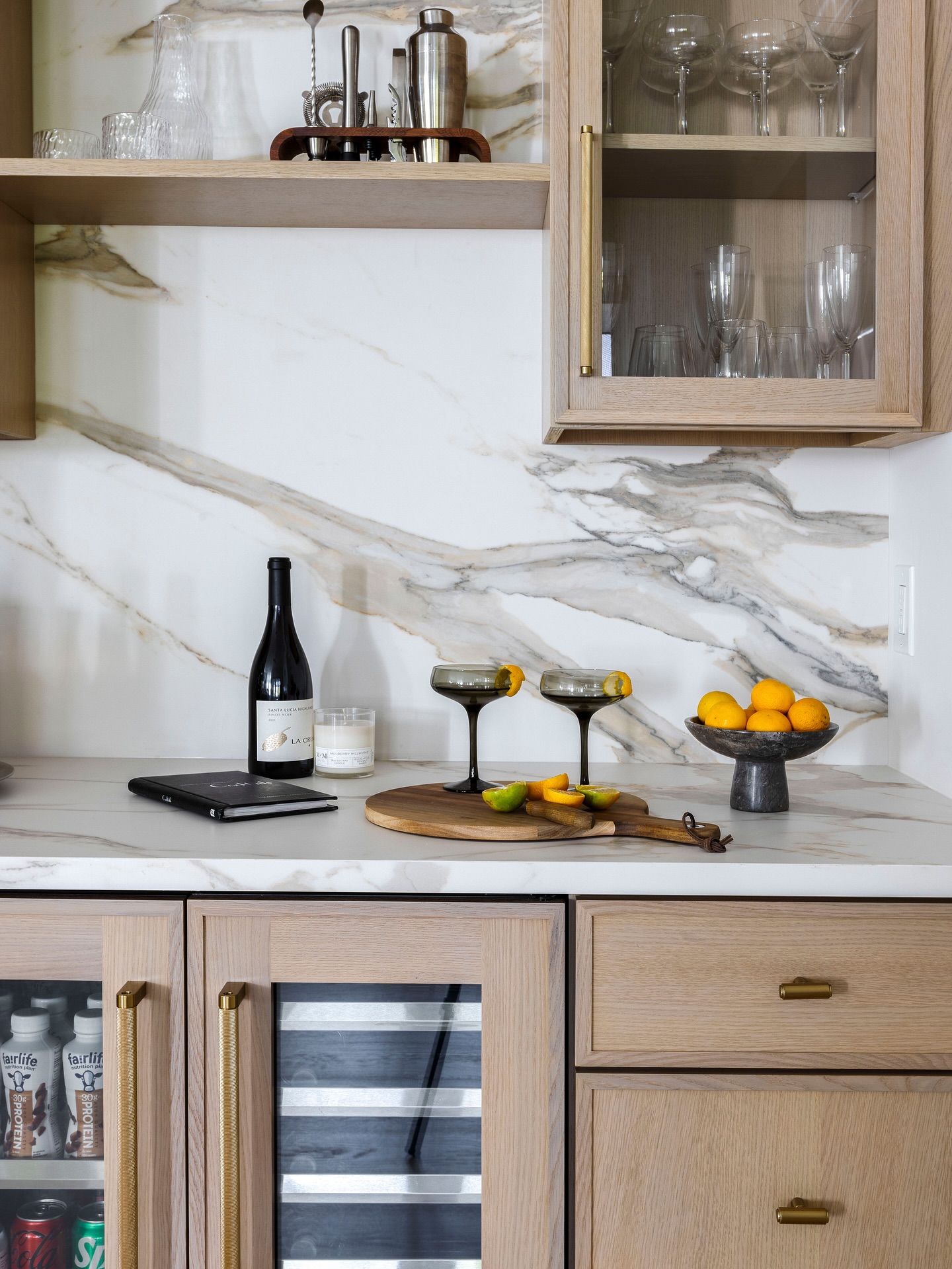 Planning a home bar? 🍸 Here’s what to keep in mind:
✨ Function first – wine fridge, storage, and counter space
✨ Use every inch – open shelves & glass cabinets
✨ Light it right – task, accent, and ambient lighting
✨ Style smart – natural wood, stone tops, bold hardware
✨ Make it fun – trays, bar tools, and a bowl of citrus 🍋
Cheers to beautiful & functional design! 🥂 #HomeBarGoals #InteriorDesign #BarInspo
Special thank you for cabinets to @mulberrymillworks
Photography by @oneelevenphoto for @chdmag , styled by @styledbyellencasey ❤️ DREAMTEAM