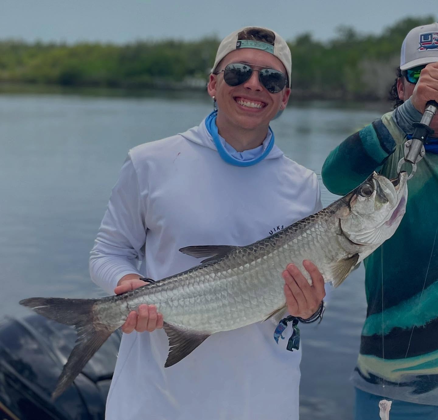 Baby #tarpon aboard for Macky! Macky, Tim and I have fished all over the glades from flamingo to now in #evergladescity loyal customers for years! Thank you lord! 🙌 as Tim Would say.. I have a cancellation this Sunday if you’ve been thinking, make the call 📲 305-778-5342 #a2fishingcharters #irtreels #cajuncustomrods #donnmarpliers #reelfishyapparel #tfoflyrods #palmythgloves #fourhorsementackle #captainsprefferedproducts #fortressmarineanchorsusa