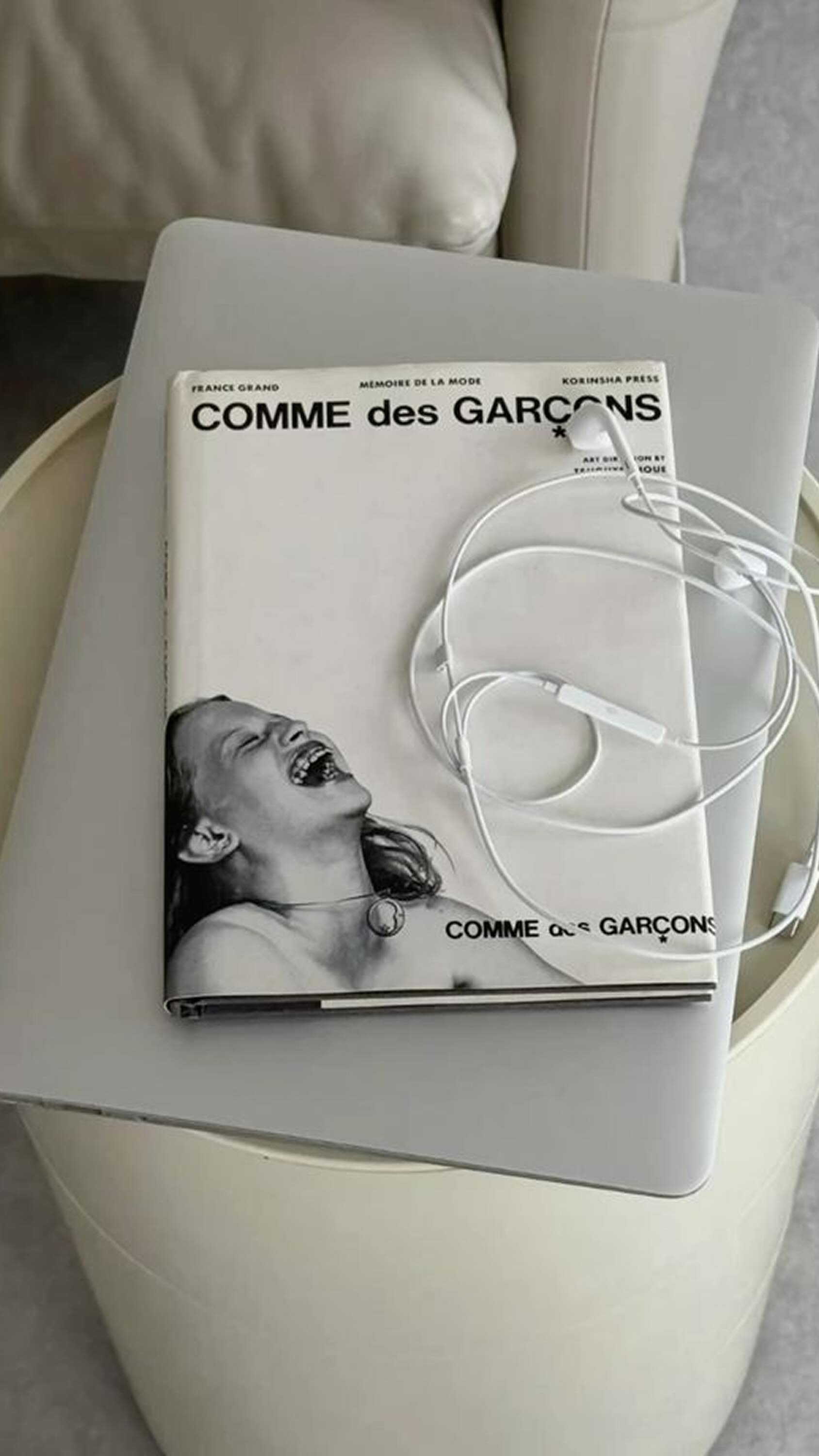 Gary Vee said it! Live shopping is the future of eCommerce 💰
And he’s not wrong. Brands in the US and China are already seeing results by going live, educating in real time, and converting!
We’re about to see a massive shift in user generated content (UGC), from traditional product reviews and day in a life to creators who can host, sell, and connect in the moment.
If you’ve been sitting on the sidelines, consider this your sign.
👀 Are you testing live shopping yet? Drop a 🛒 if it’s on your radar.
