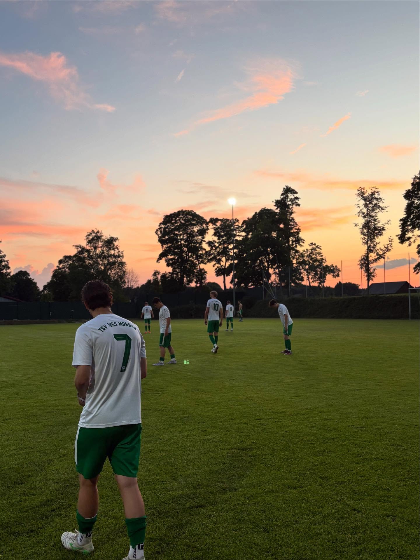 Vorbereitung läuft! 🐉
Wir sind mitten drin und haben bereits einige Tests hinter uns:
Gestartet wurde mit einem Auftaktsieg in Sonthofen mit 3:2 und einer ersten guten Leistung gegen den Bayernliga Absteiger.
Anschließend mussten wir leider eine 0:2 Niederlage gegen die U19 der Löwen hinnehmen worauf wir aber sofort mit einem Bockstarken 0:0 gegen den Aufsteiger aus Geretsried antworten konnten.
Vergangenes Wochenende stand dann das Blitzturnier beim SV Bruckmühl an, bei dem wir als Titelverteidiger anreisten. Nach einem starken Turnierstart mit 8:1 und jedemengen Debütroren, mussten wir uns anschließend leider gegen Rosenheim mit 0:1 geschlagen geben. Somit ging der Turniersieg dann nach Rosenheim…
Morgen gehts gleich weiter beim Derby in Penzberg! Wir freuen uns über einige bekannte Gesichter in Penzberg, aber spätestens zum Saisonstart sehen wir dann hoffentlich alle wieder!
#edid #summer #fussball #amateur #murnau #explore #fy #fun #nopainnogain #vorbereitung #derby #testspiele #drachen