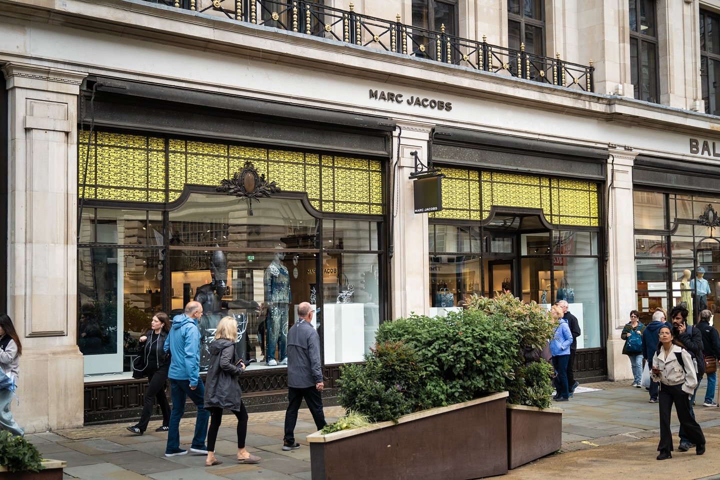 In honour of @marcjacobs latest collaboration with Mowalola, which dropped today, we’re revisiting the displays we created for last year’s Futura x Marc Jacobs collection!
Vinyls and plinths created and installed by us here at Stylo ⭐️
#marcjacobsxfutura #regrentstreet #retailwindow #throwback