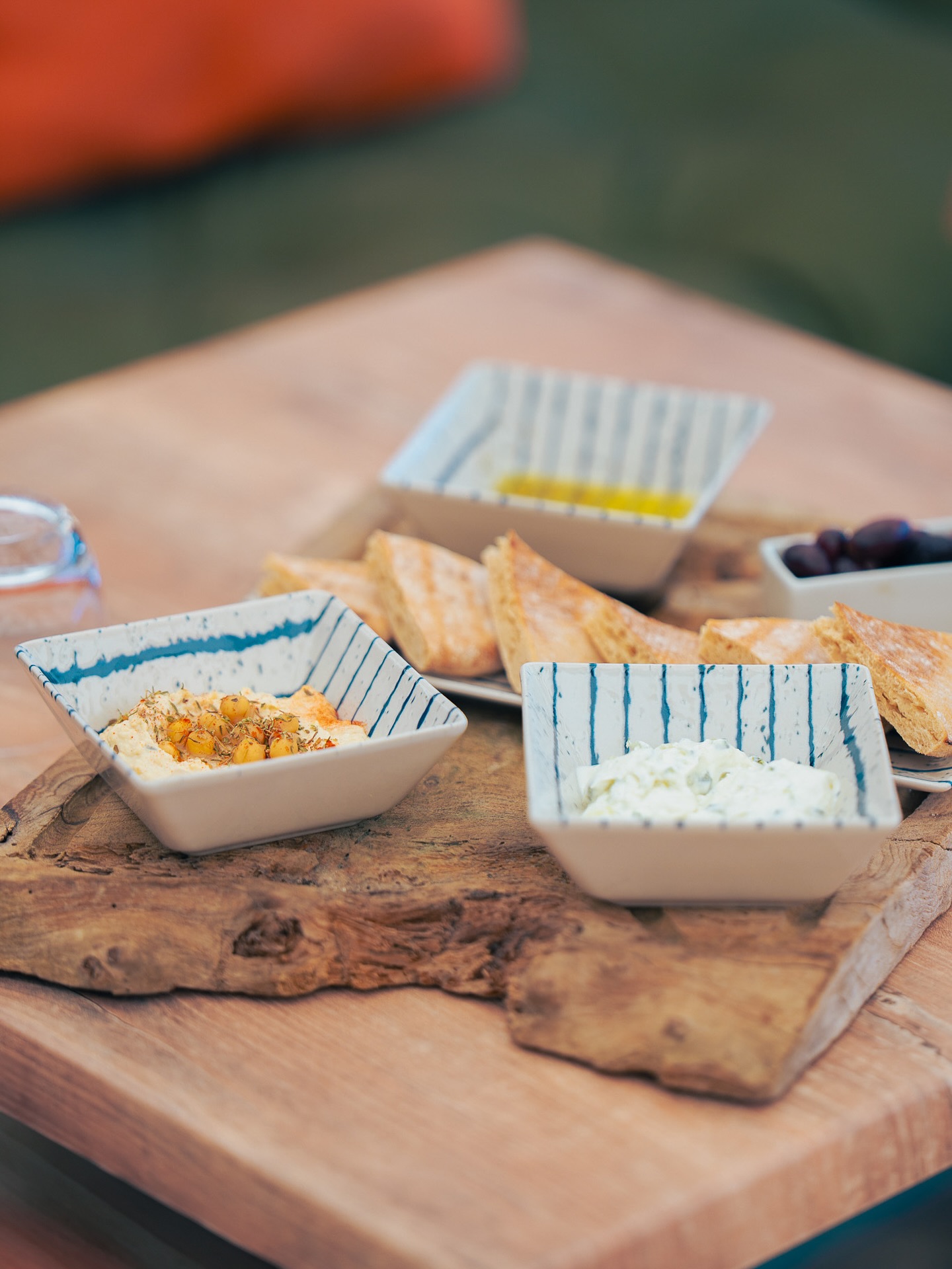 La Grèce, servie à ta table.
Houmous, tzatziki, olives de Kalamata, pita grillée, huile d’olive premier cru avec épices Zaatar.
Ici, chaque produit vient de Grèce.
Des saveurs vraies, des produits de qualité, rien de trafiqué.
La planche grecque du Nbc, c’est le goût du soleil dans chaque bouchée.
Fraîche, généreuse, à partager… ou pas 😏
Nbc – Canet
#NaudoBeachClub #PlancheGrecque #ProduitsGrecs #QualitéAvantTout #BeachFood #VibesCanet #LunchEnTerrasse