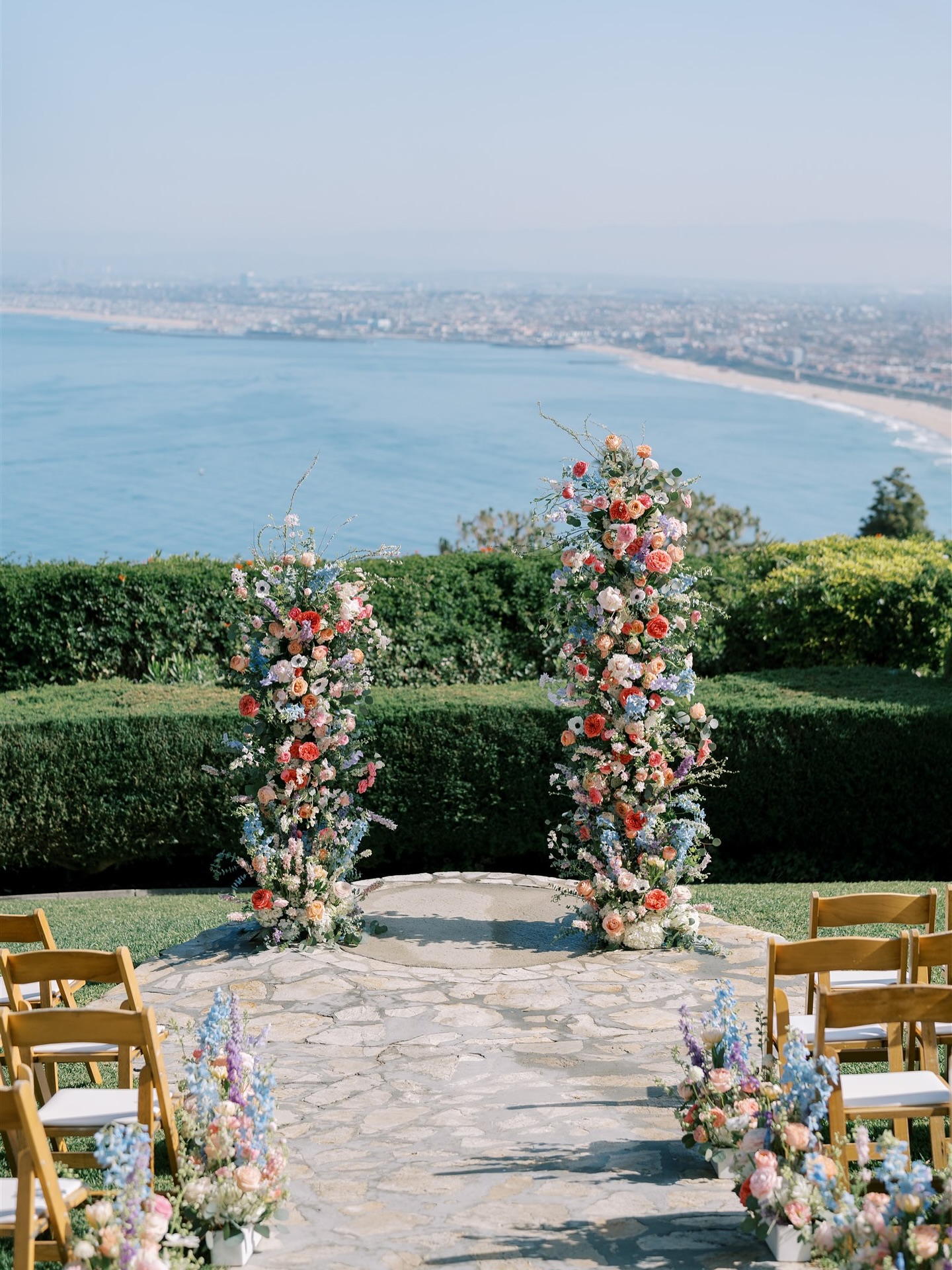 Soft petals, sweeping views, and a couple so deeply in love. Congratulations to L + J ! ✨
Photo: @donnalamphotography
Planning: @theyesstory_janice @theyesstory
Floral: @inflowerdesign
Video: @hermanauphoto
DJ: @voxdjs
MUA: @bing_makeup_studio
Cake: @mmcreamery
Photo Booth: @photoboothsocal
#theyesstory #laventainnwedding #laventainn #trendwedding #洛杉矶婚礼策划 #洛杉矶婚礼
La Venta Inn Wedding