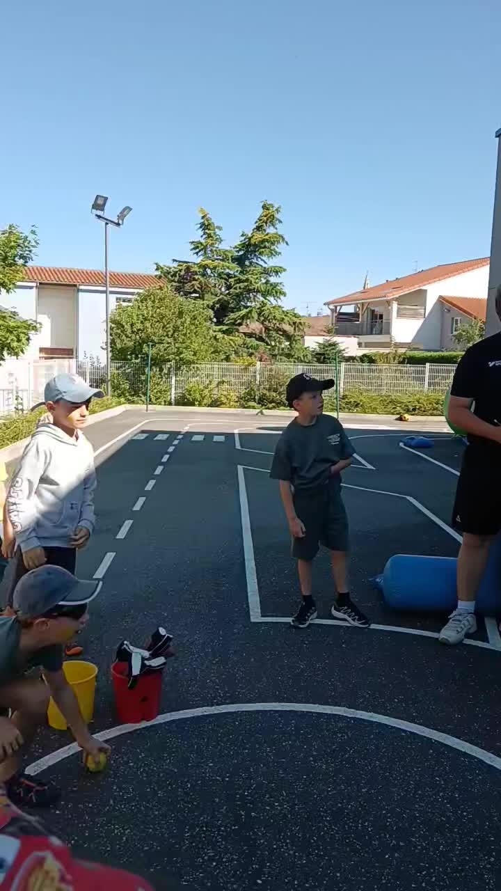 La semaine se termine par les olympiades. Plus de 110 enfants ont participé. Bravo aux Kenya qui remporte le tournoi, la France pour le faire play et la Jamaïque pour la convivialité.
A mardi pour de nouvelles aventures