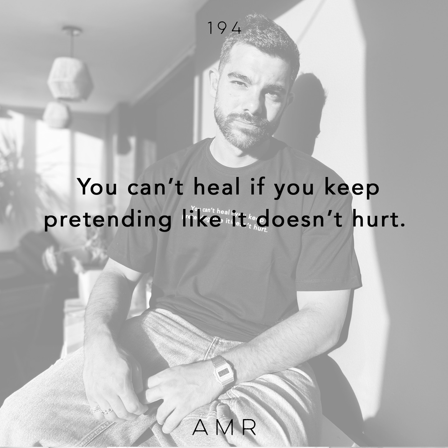 عندي قناعة ان المشاعر اللي اتوجدت جوانا اتوجدت عشان تتحس وتتعاش مش عشان نختار منها اللي يعجبنا ونحاول نتجنب و نهرب من اللي مش عاجبنا.
الواحد لما بيتوجع أو يتعور أو يتكسر (وأنا هنا بتكلم جسدياً مش نفسياً) غصب عنه بيسمح للوجع انه يبقي موجود وبيسيب نفسه يحس مشاعر الألم والوجع وافتكر ده اللي بيساعده بعد كده ان الجرح ده يلتأم، لكن لو قاوح وعمل فيها جامد وداس عالجرح ولا مشي عالرجل المشخروخه كأنها مش مشروخه هتفضل توجعه ومع الوقت هيحاول يتصالح مع الوجع ولما بعدي وقت هيبدأ يقنع نفسه ان الوجع ده جزء منه أو جزء من الحياه ومش هينتهي. لكن لو ادي وقت للألم وسلم لفكره انه دلوقتي مجروح ومكسور وصغيف ساعتها طبيعته البشريه هتساعده انه يلتأم.
نفس الحاجه بالظبط بنعملها مع جروحنا النفسيه، لما بنقاوح ومبنديش لنفسنا وقت نحس بالوجع والضعف وبنمثل اننا تمام، بنفضل نمثل اننا تمام وبنفضل من جوه مش تمام خالص.
افتكر بنعمل كده عشان الانسان خواف، بيخاف من الوجع والضعف وبيخاف لو سلم ليها تفضل المشاعر دي مسيطره عليه وتكمل معاه، لكن الحقيقه مفيش حاجه خلقها ربنا دايمه ولا بتكمل، كله بياخد وقته وبيروح، الفرح، الحزن، الغضب، الحب، الألم والضعف كمان بياخدوا وقتهم وبيعدوا (الا لو الانسان قاوح و هرب وتعالي علي المشاعر دي) ساعتها هيفضلوا يجروا وراه لحد ما يسلم ليهم، واول ما يسلم ليهم بياخدوا وقتهم ويمشوا.
والله اعلم 🙂
it’s #KOmplicated