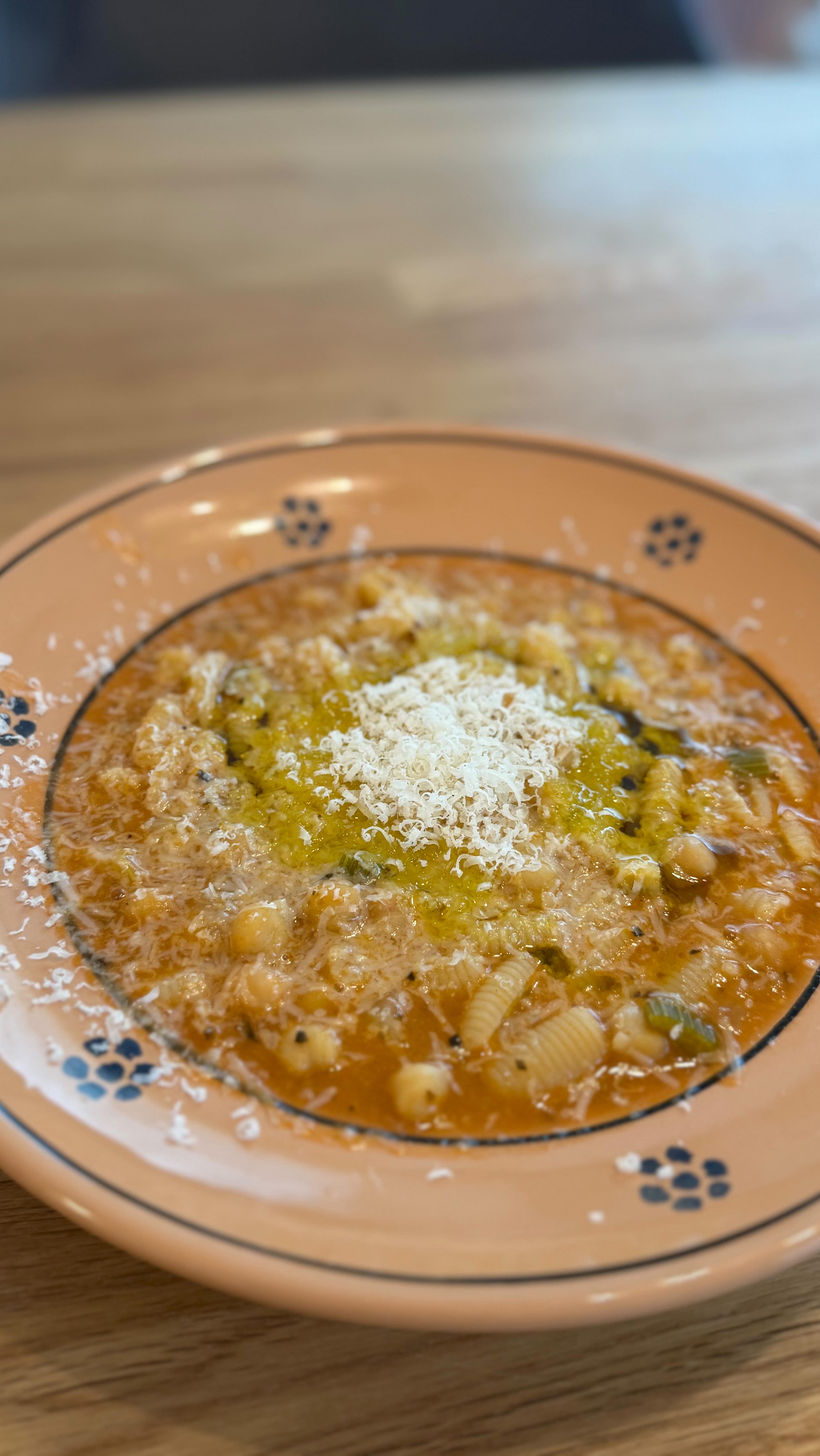 Pasta e ceci
In olio d’oliva soffriggi cipolla tritata e sedano a pezzetti.
Aggiungi un po’ di rosmarino tritato e una foglia di alloro.
Sfuma con vino bianco.
Unisci un cucchiaio di concentrato di pomodoro e mescola.
Aggiungi i ceci (precotti, scolati) e un po’ d’acqua calda.
Cuoci 10 min, aggiusta di sale e pepe.
Versa la pasta direttamente nella pentola con i ceci e altra acqua se serve.
Cuoci finché la pasta è al dente.
Servi con parmigiano grattugiato e un filo d’olio a crudo.
•
•
#pasta#ceci#cucina#salentina#italiana#cucinaitaliana#pugliese#cooking#italianrecipe#recipe#homemade#italy#cookingitalian#cucina#ricetta#rezept#kochen