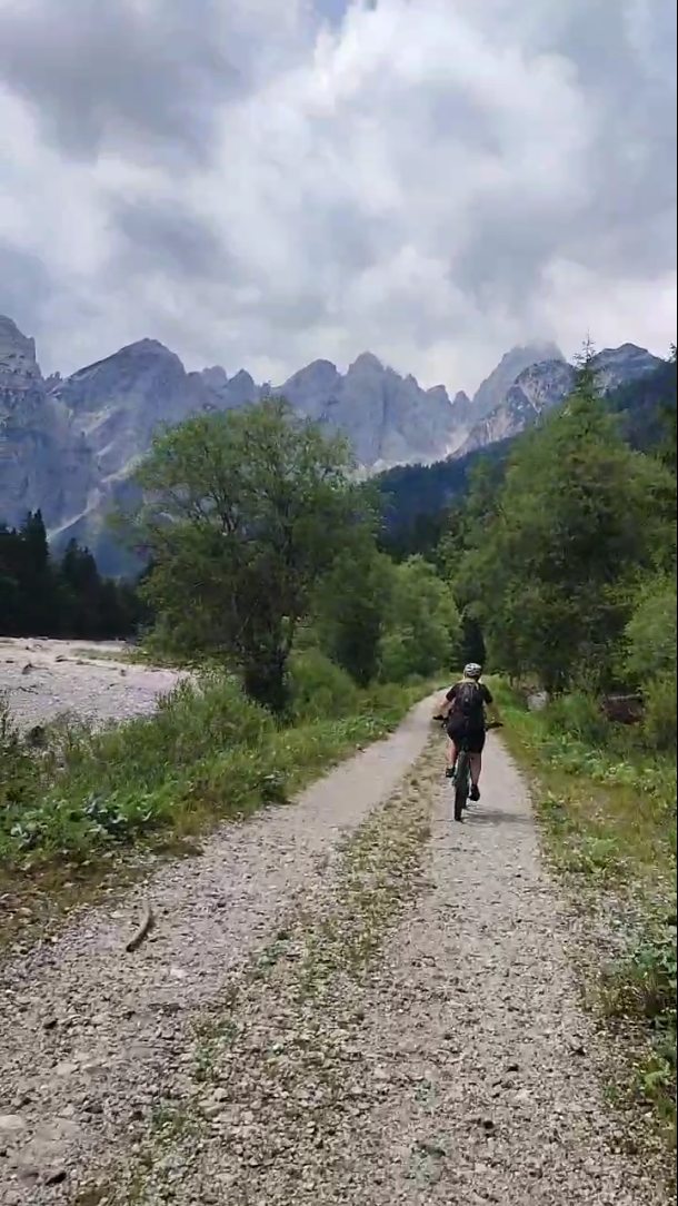 6.7.2025 v neděli, poslední den našeho Cyklo rande ve dvou se myslím dosti vydařil... Viz mapa konci videa...
#vimteamcz #cyklistika #cyklovylet #cyklotrasy #visititaly #visitslovenia❤️ #triglavnationalpark #emtb #dating