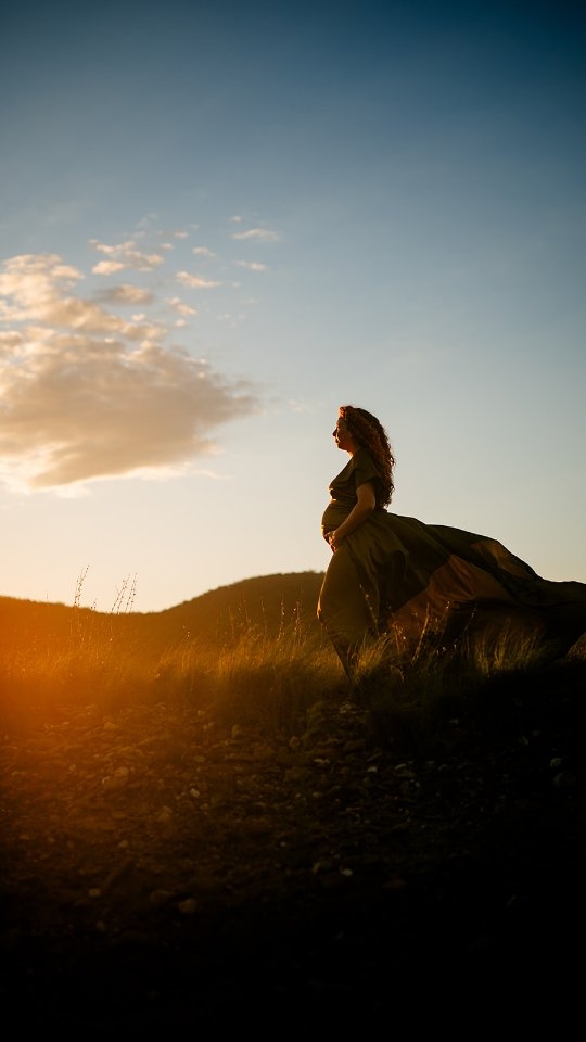 Ooooohhhh mama it's a good feeling when you look at the back of your camera and see the magic unfolding! 🌟
I love taking photos but I think I love editing almost just as much! 😂
I know so many photographers outsource their editing to some incredible editors (which is very sensible and very good business practice!) but I'm not sure I ever will because I just looove taking our raw gorgeous moments and transforming them into your artworks! 🖼️
Sure I get a bit swamped with all the work I have to do at times but what's a few 1am bedtimes when you're in the throws of creation! Haha! 😂🥰
.
#fortheloveofart #latenights #worthit #creativelife #lovemywork #coomafamilyphotographer #katiephillipsphotography #canberrafamilyphotographer