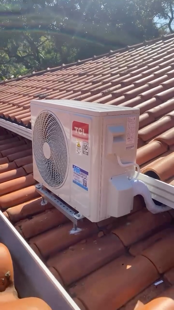 💨❄ Instalação de ar-condicionado TCL 24.000 BTUs finalizada com sucesso!
⠀
Ar-condicionado TCL 24.000 BTUs instalado com suporte no telhado para máxima eficiência e segurança. Serviço feito com qualidade e atenção aos detalhes.
⠀
📞 (11)96849-4652
📍 Atendemos Bragança Paulista e Região
⠀
#arcondicionado #instalaçãoprofissional #tcl24000btus #climatizacao #engenhariatérmica #confortoparavocê #obrafinalizada