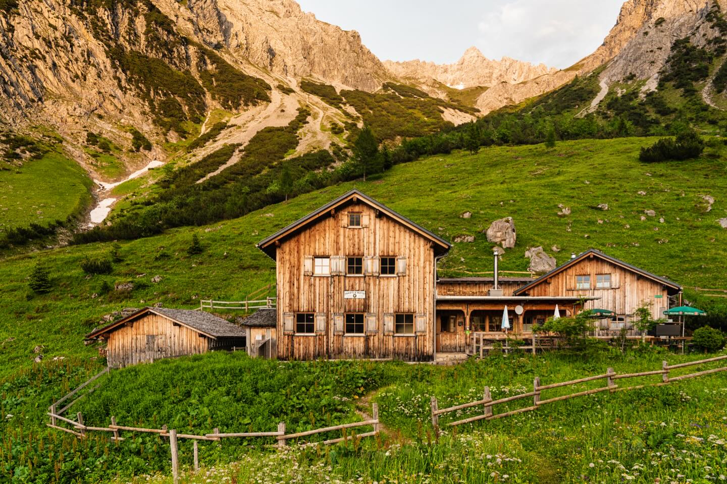 Grüaß Di, i bin die Sarotlahütte 💚
Auf 1.611 Metern steh i da – fest verwurzelt im Rätikon, zwischen wilden Felsen und blühenden Almwiesen.
Hier oben ticken die Uhren anders. Langsamer. Echter. 🏞️🌼
Wenn du bei mir ankommst – verschwitzt, zufrieden, mit müden Beinen und einem Grinsen im Gesicht – dann weiß i: Du hast’s verstanden.
Hier geht’s nicht um WLAN oder Wellness, sondern ums Runterkommen. Ums Draußensein. Ums einfache Glück. 🍀☀️
Am Abend taucht die Sonne die Berge in Gold. Die Gespräche werden leiser und über dir öffnet sich ein Himmel voll Sterne. 🌄✨
Wenn du bereit bist, dich auf das Wesentliche einzulassen – dann bist du bei mir genau richtig.
Deine
Sarotlahütte ⛰️
#sarotlahütte #berghütte #rätikon #vorarlberg #hüttenleben #einfachsein #hüttenzauber #alpenliebe #wanderlust #slowtravel #alpenvereinshütte #alpenverein #alpen #alpenliebe #bergliebe #mountainvibes #hüttenzauber #wanderlust #natur #naturliebe #bergwelten #genießen #naturpur #sarotlatal #brandnertal #wandernmachtglücklich #hikingadventures