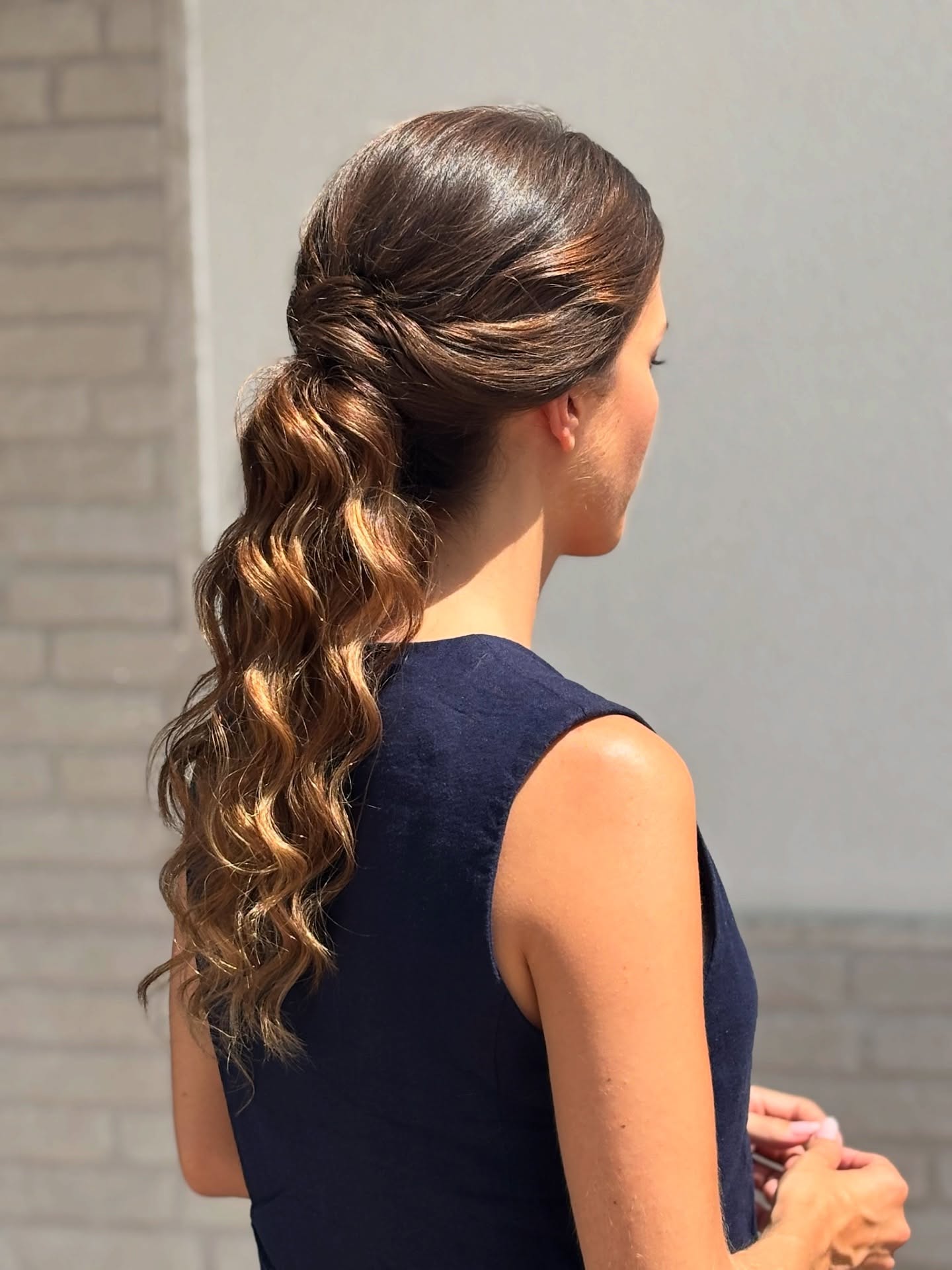✨Recogido bajo con ondas suaves✨
Un peinado romántico y versátil, ideal para invitadas de verano o eventos especiales. Realzamos el movimiento del cabello con ondas marcadas y un recogido pulido que resiste al calor con estilo. ☀️💖
¿Tienes una ocasión especial este verano? Te ayudamos a encontrar el look perfecto. 🩷
#barbaramillan #equipobarbaramillan #peluqueria #hair #makeup #moda #beauty #hairsalon #hairstyles #kerastase #wella #coloristawella #sassoon #goaorganics #sebastianprofessional
