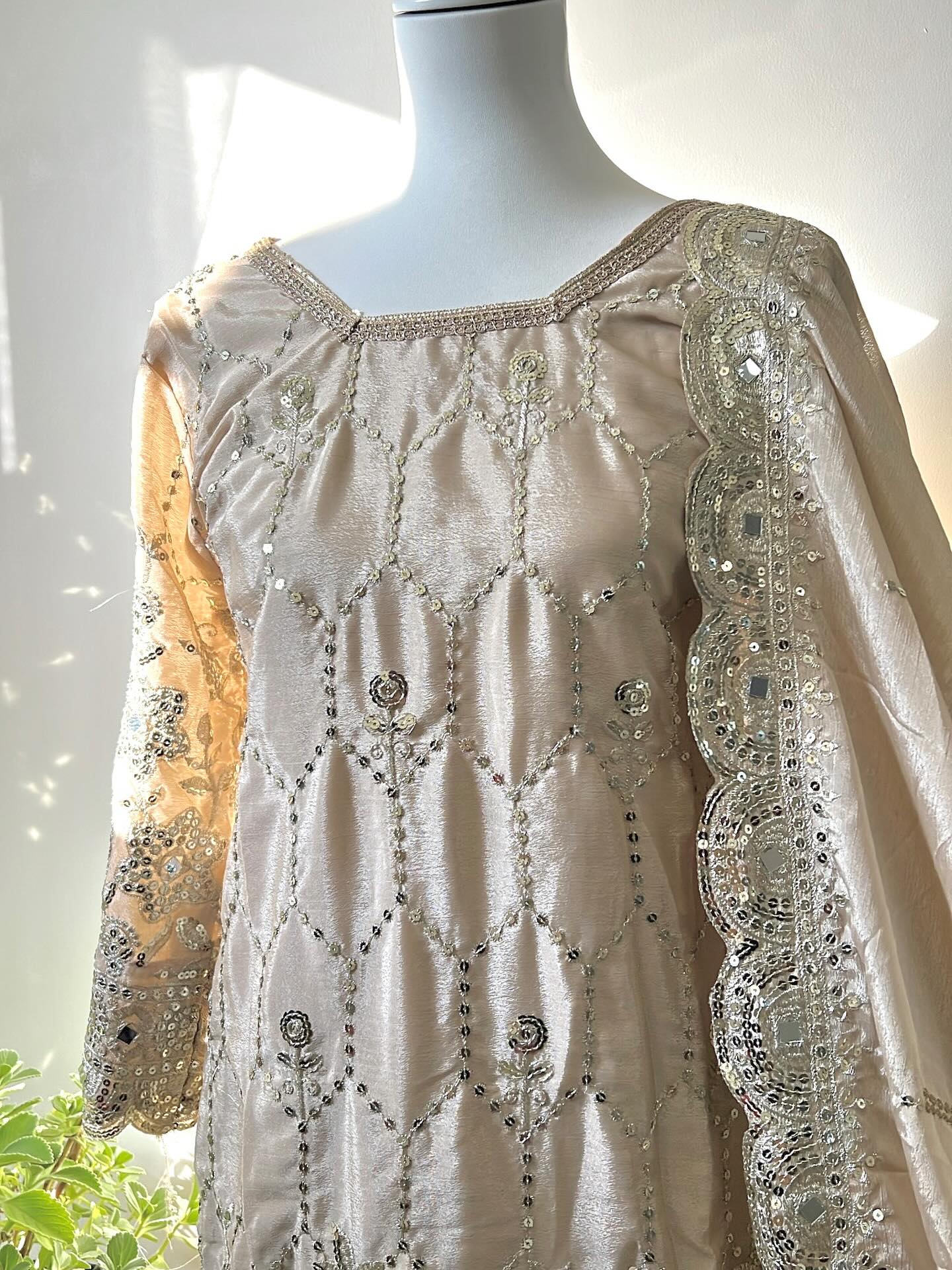 ✨ Ensemble salwar kameez beige doré – Élégant et raffiné, cet ensemble comprend une tunique brodée avec détails scintillants, un pantalon large assorti et un dupatta à la finition délicate. Idéal pour les occasions festives ou mariages.
📏 Taille : M
💸 Prix : 40 €
📍 Remise en main propre ou envoi possible
#desi#sharara#tenueindienne#salwar
