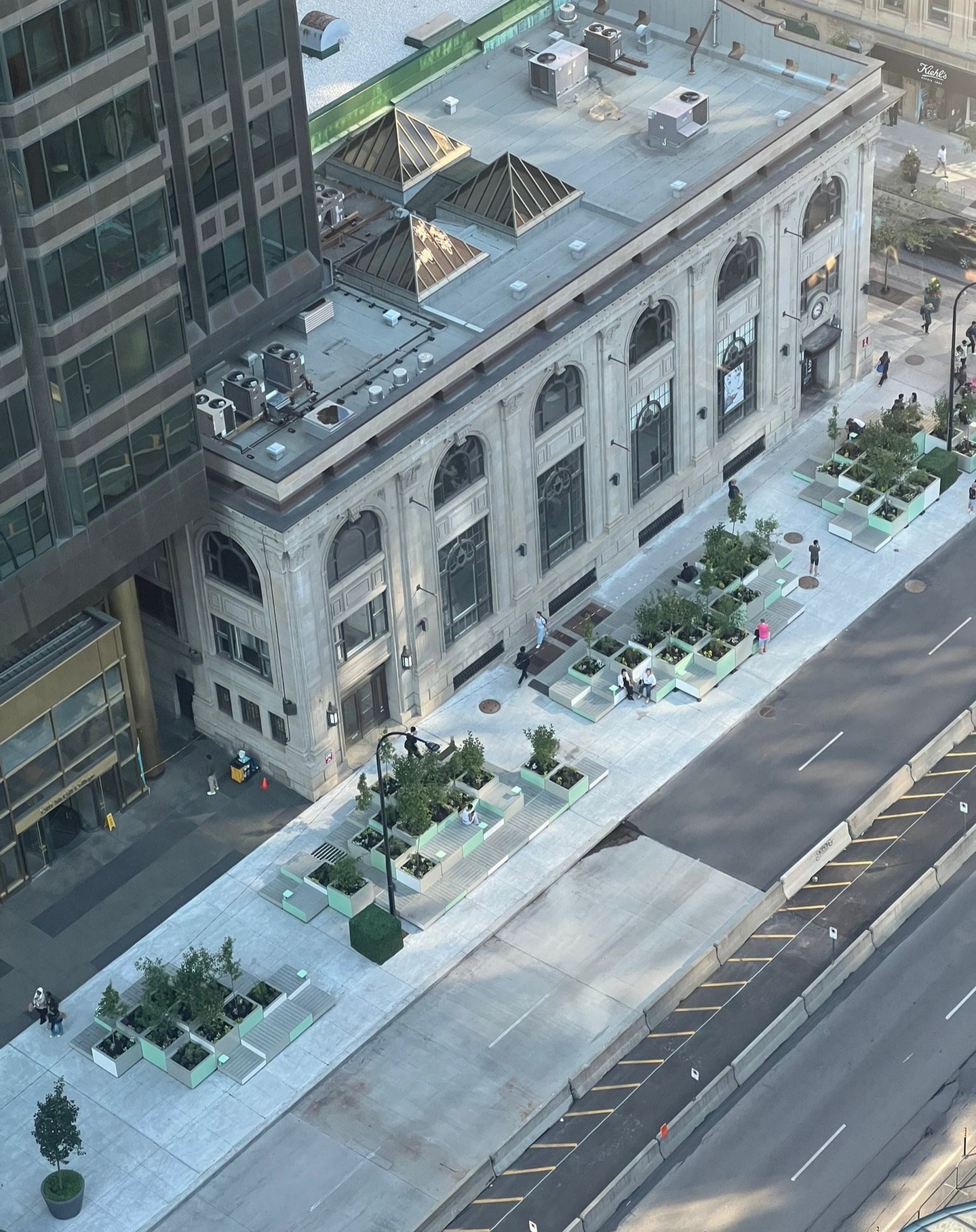 LAAB est heureux d'avoir collaboré avec @montrealcentreville pour animer - et végétaliser - l'emblématique coin Ste-Catherine et McGill College pour la saison estivale 2025. Ça fait changement des trottoirs de béton !
Véritable initiative circulaire, nos aménagements transitoires primés de 2022-2024 connaissent ainsi un nouvel essor nommé AGORA SILVA avec une palette renouvelée, embellissant de nouveaux espaces piétons au centre-ville.
#placemaking #urbandesign #landscapedesi̇gn #tacticalurbanism #architecture #architecturaldesign #landscapearchitecture #urbanarchitecture