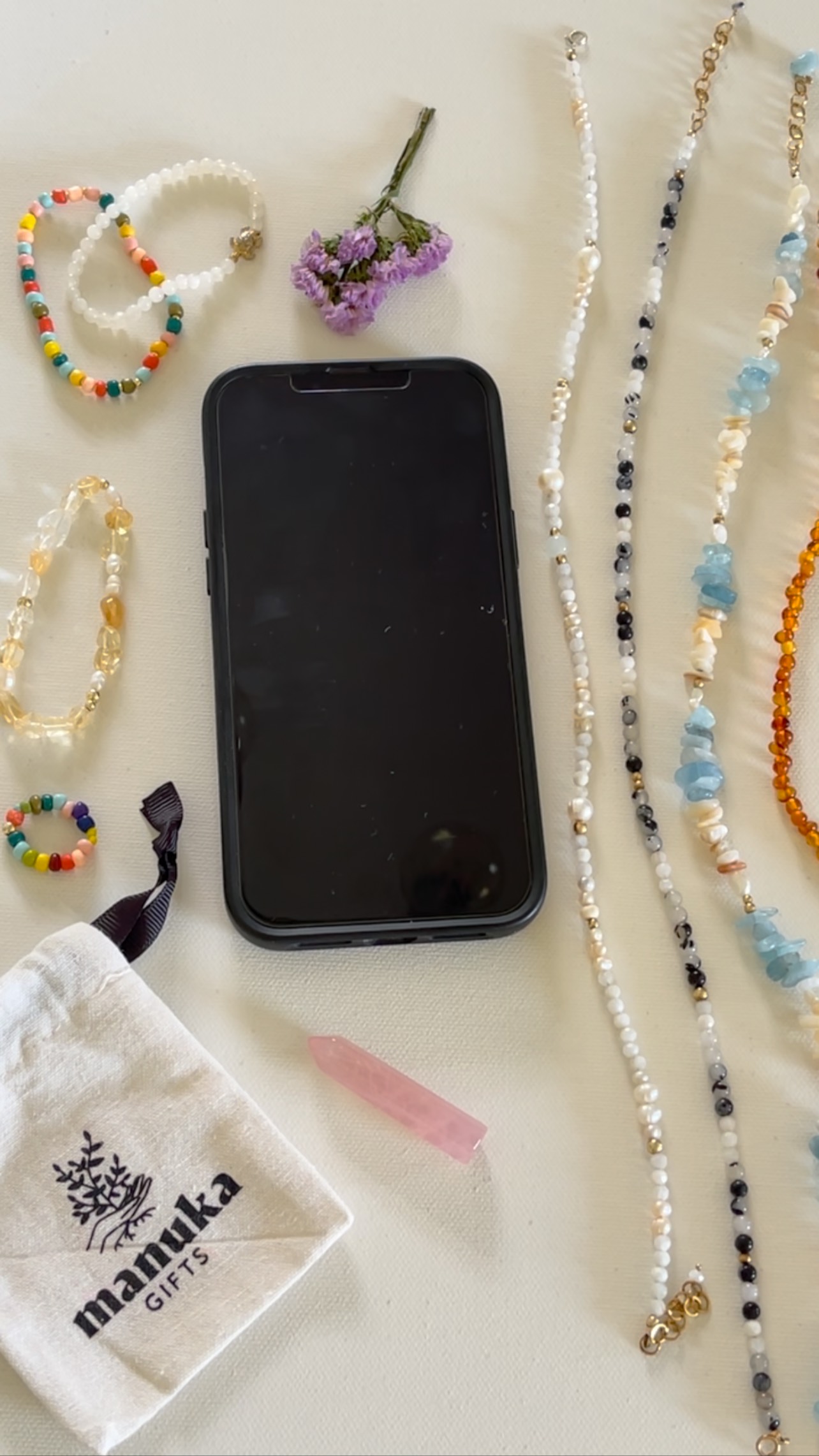 Manuka is calling ✨
Introducing our beautiful jewelry to everyone new here 😍 schau unbedingt mal bei uns im Shop vorbei, vielleicht gibts da hübsche neue Schmuckstücke 🤭
#manukagifts #jewelry #manuka