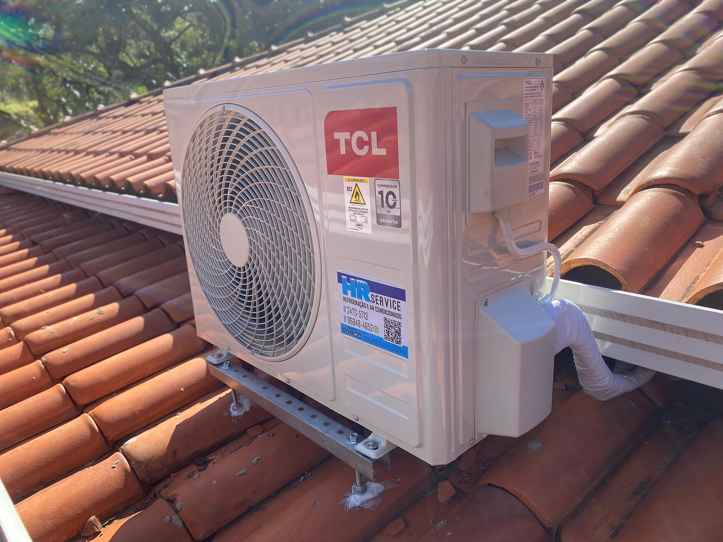 💨❄ Instalação completa com 3 equipamentos TCL! ❤️
Neste projeto, realizamos a instalação de:
✅ 1 ar-condicionado TCL 24.000 BTUs com suporte no telhado, garantindo melhor circulação de ar e segurança para o equipamento.
✅ 2 unidades TCL de 9.000 BTUs, ideais para climatizar ambientes menores com eficiência e economia.
Todos os aparelhos foram instalados com atenção total aos detalhes, respeitando normas técnicas e priorizando o desempenho e a estética do ambiente.
✔️ Conforto térmico
✔️ Equipamentos modernos
✔️ Instalação segura e profissional
Precisa climatizar sua casa ou empresa? Fale com a gente!
📞 (11)96849-4652
📍 Atendemos Bragança Paulista e região
#instalaçãodear #tcl #arcondicionado #24000btus #9000btus #climatizacao #confortoparavocê #projetoconcluído