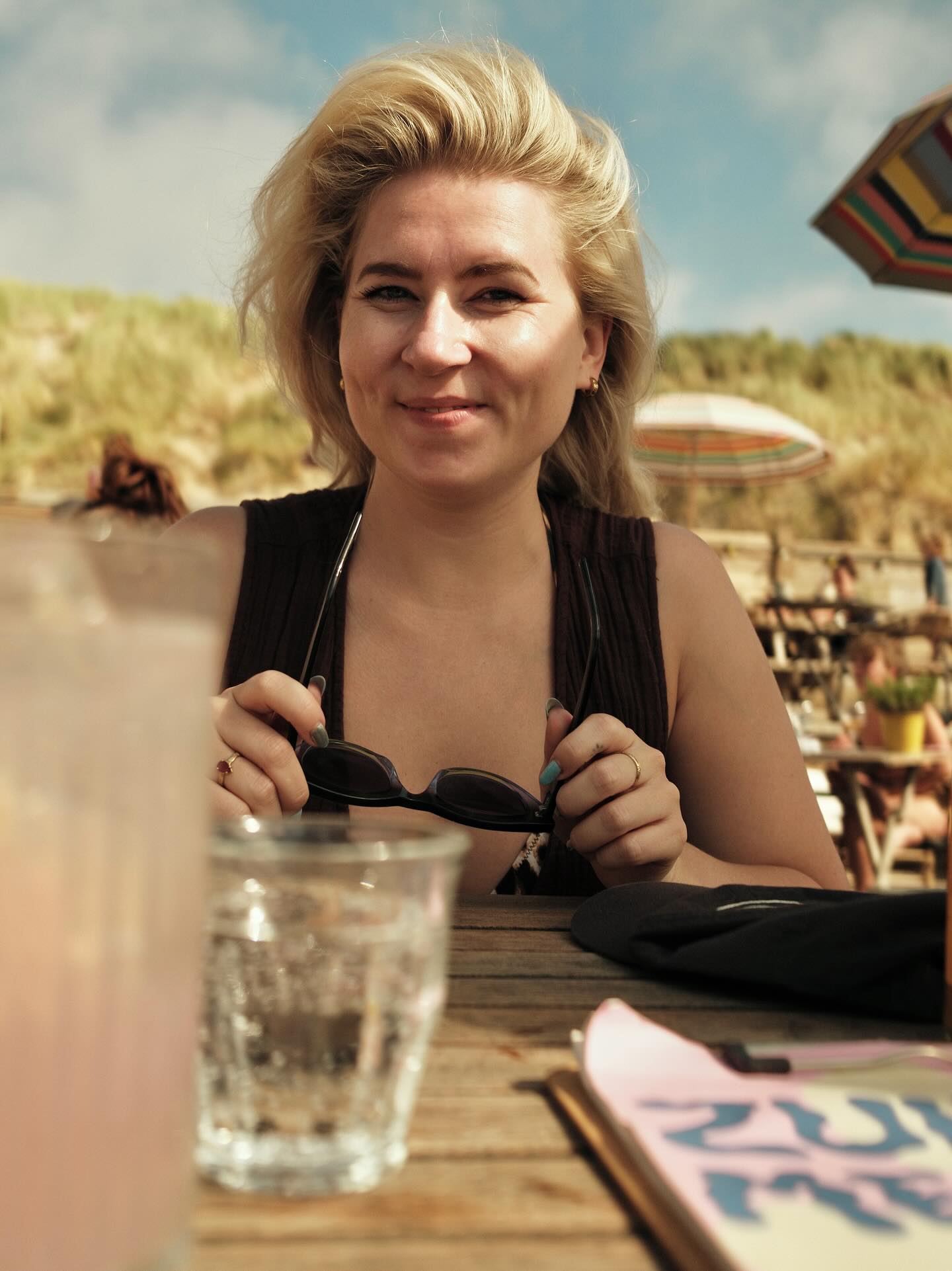 Ik was dit weekend weg met mijn kleine vriend. In de leer bij mijn vriendin voor als ik later groot ben en hopelijk ook een kindje mag krijgen. Ik zag hoe ze haar zoontje leerde hoe je woorden geeft aan je emoties. Dat alle emoties valide zijn en dat soms alleen even knuffelen en stil zijn al de oplossing is. Juist als alles er mag zijn kan het negatieve gevoel snel weer ruimte maken voor dansjes, verstoppertje of keihard zingen over de krokodil.
@lnooitgedagt is een voorbeeld en zet met zo veel liefde een emotioneel intelligente man op de wereld. Waar er naar mijn mening nooit genoeg van mogen zijn❤️