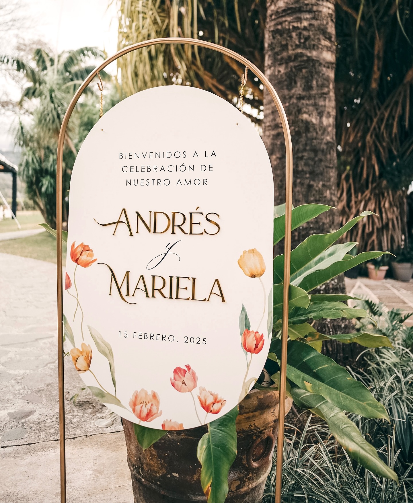 Esta nueva tendencia me encanta!! Resaltar los textos importantes en acrilico, en este caso en dorado de espejo, le da ese toque perfecto de elegancia! Podemos hacerlo en cualquier color, ¿les gusta?
Planner: @wanderlusteventplanning