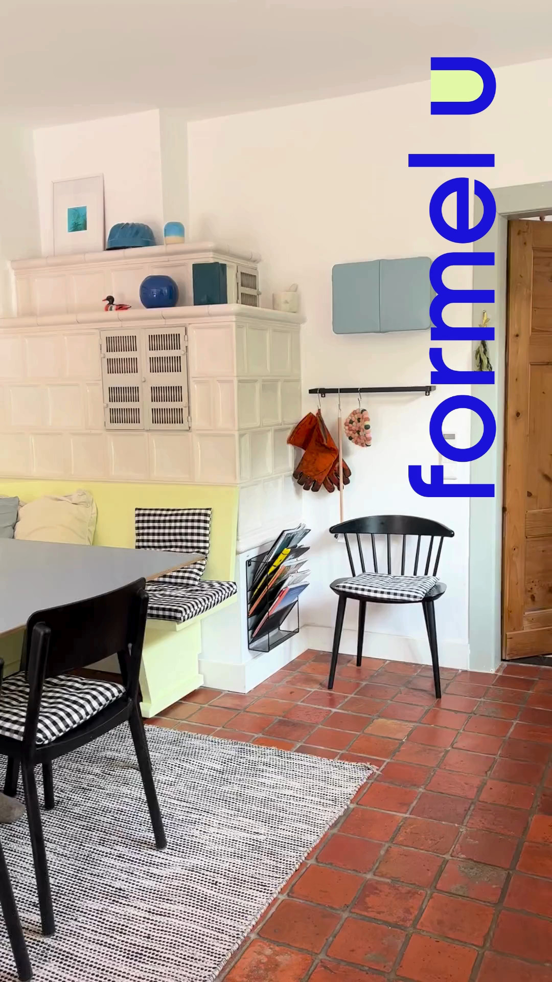 Farbphobie? Hatte ich auch.
Wie (fast) alle Architekt:innen war ich mal tief drin in der Schwarz-Weiß-Grau-Phase.
Reduktion war Prinzip.
Klare Linie das höchste Gut.
Farbe? Galt als gestalterisches Wagnis.
Freie Formen? Nur mit Begründung.
Form follows function. Und alles andere bitte neutral.
Heute sieht unser Zuhause ganz anders aus.
Und ich finde:
→ Farbe macht gute Laune.
→ Farbe schafft Atmosphäre.
→ Farbe setzt gezielte Akzente.
→ Farbe erzählt von Stimmung und Persönlichkeit.
Farbe ist Gestaltung. Keine Dekoration.
Ein bewusst gesetzter Ton verändert den Raum.
Farbe macht Räume lebendig.
Klarer. Wärmer. Individueller.
Meine Lösung ist nicht: weglassen.
Sondern: gezielt setzen.
Kalte und warme Töne kombinieren.
Kontraste zulassen.
Komplementär denken.
Farbe macht den Unterschied.
→ Welche Farbe ist für dich ein Wagnis?
→ Und welche bringt deine Augen zum Strahlen?
#colouryourhome #inlovewithcolors #colourfulhome