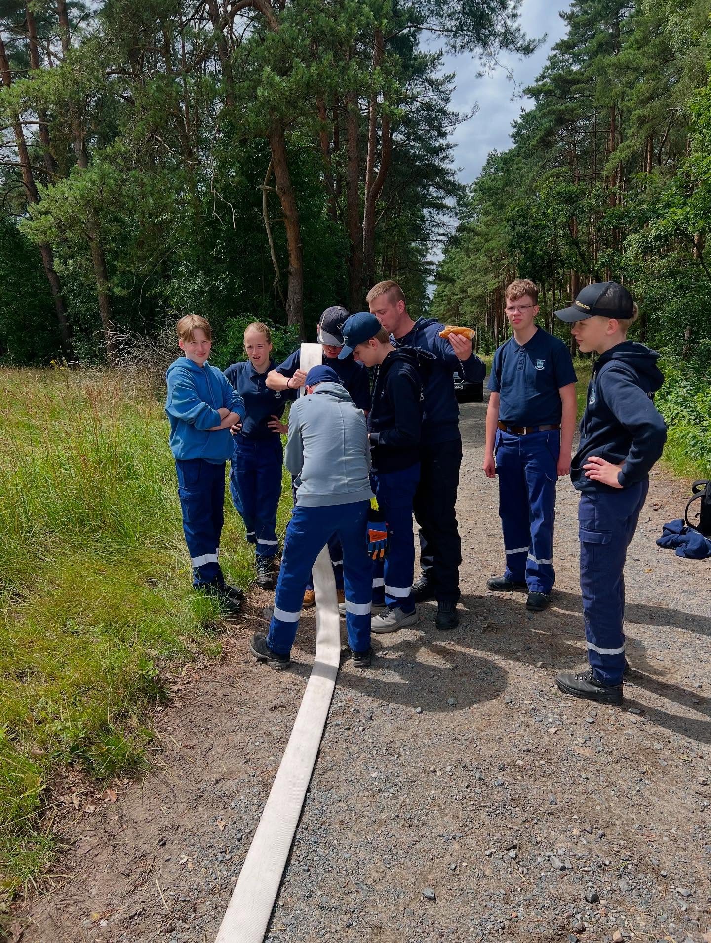 Tag 4 📆
Am Dienstag stand der Tagesorientoerungsmarsch an. Die Jugendlichen sind teils alleine, teils mit Betreuern die Route abgelaufen und mussten an 5 Stationen kleine Aufgaben lösen. 👩🏻🚒👨🏻🚒
Sie mussten zum Beispiel einen Tischtennisball durch einen Schlauch befördern, Papierflieger basteln und so weit wie möglich werfen und Kerzen mit einem Atemzug auspusten. 🕯️
Die Betreuer wurden an den Stationen von der Kiosk Crew mit Hot Dogs ausgestattet. 🌭
@jf_awb
@jf.kiho.stelle
@feuerwehr_neuwarmbuechen
@feuerwehr.liekwegen
@freiwillige.feuerwehr.elze
#sommerzeltlager #orientierungsmarsch #zeltlager #jugendfeuerwehr #jugendzeltlager #stationen #tagesausflug