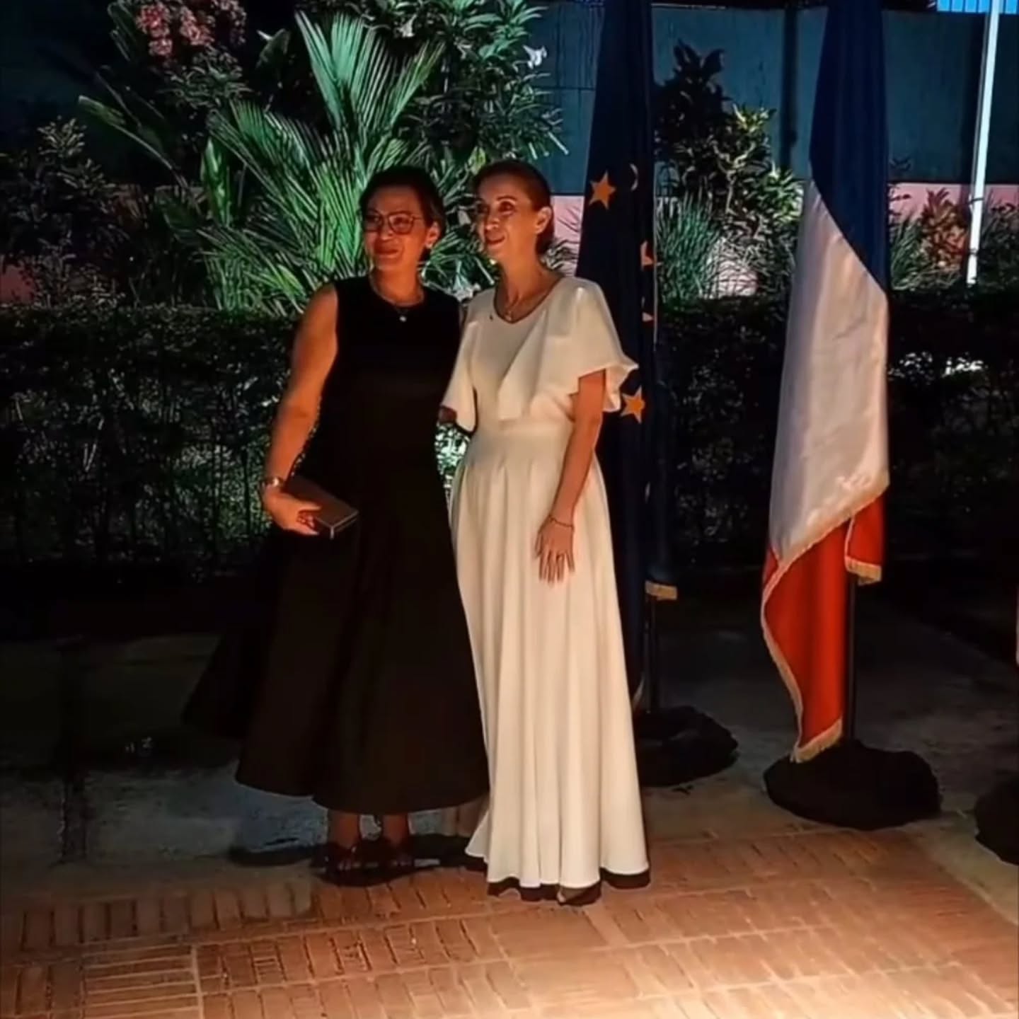 🇫🇷✨ Liberté, égalité, créativité.
Anoche tuve el honor de asistir a la recepción oficial por el Día Nacional de Francia, celebrada en la residencia de la Embajadora Alexandra Bellayer-Roille.
En un entorno lleno de cultura, arte y diplomacia, fue hermoso presenciar cómo los lazos entre Francia y Costa Rica se fortalecen a través de valores compartidos como la sostenibilidad, la libertad creativa y el respeto por nuestras identidades.
La señora Embajadora lució un vestido creado en nuestro atelier —una pieza pensada con respeto y admiración por su labor diplomática y compromiso con el medio ambiente.
Gracias a la Embajada de Francia por abrir espacios donde el arte y la elegancia dialogan con propósito.
Joyeuse fête nationale!
@alexbellayerroille
#14Juillet #FranceCostaRica #DiplomaciaCultural #ModaYValores #EveValverdeAtelier #LujoConProposito #FêteNationale #EmbajadaDeFrancia