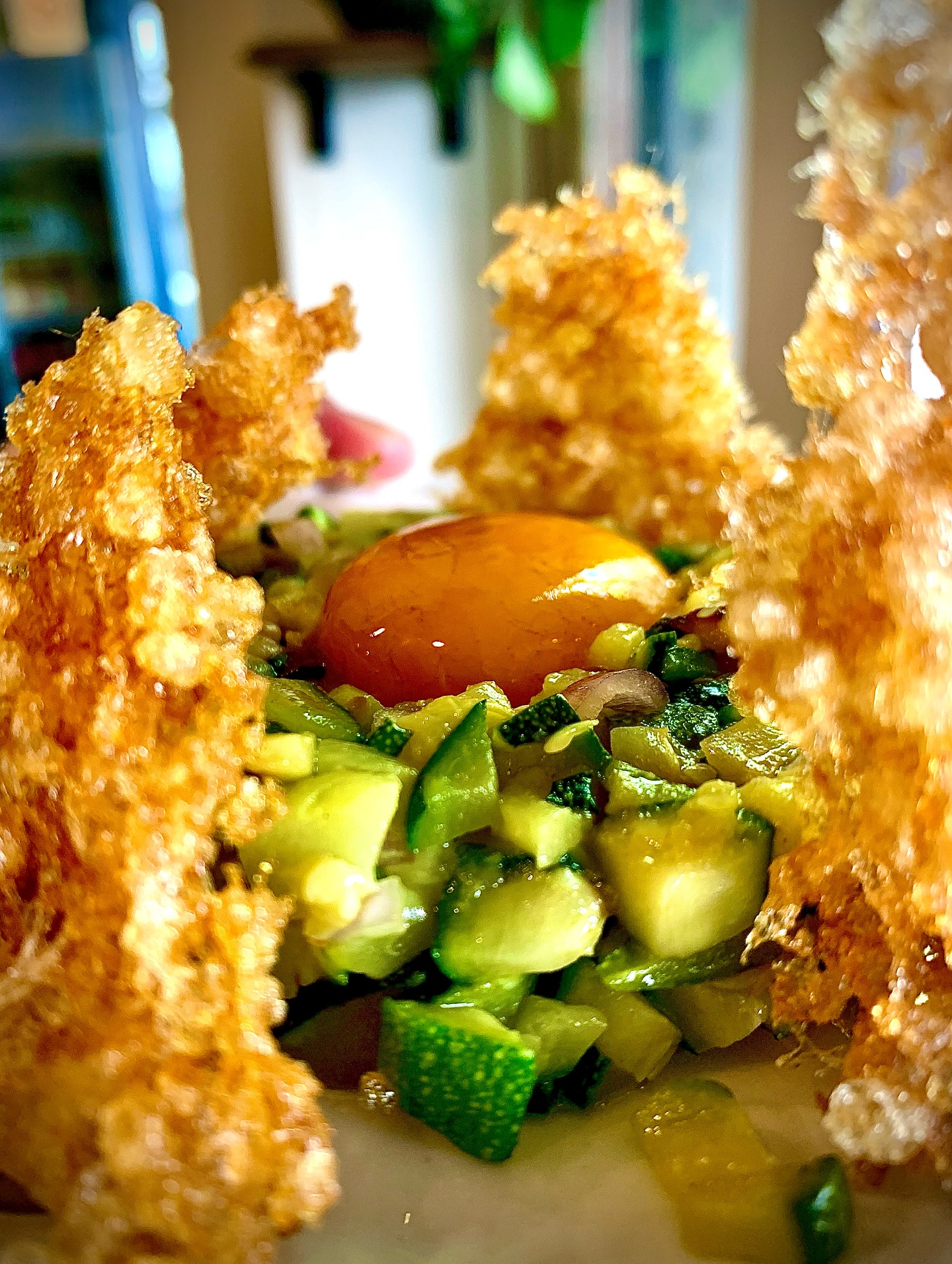 Entrée: Tartare de courgettes, jaunes œuf confit qu vinaigre, fritures de blancs
#lyon #lyon3 #restaurant #primopiatto #bistro #starter