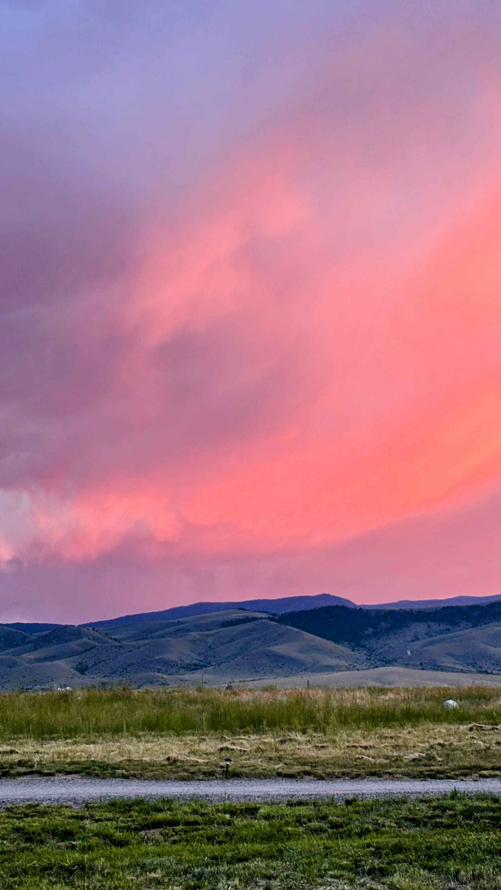 Big Sky Country indeed; I get the nickname now. This bubble gum sunset in Montana sure stole the show.
#sunsetlover #northyellowstone #montanasky #montanasunset #bigskycountry #bigskymontana