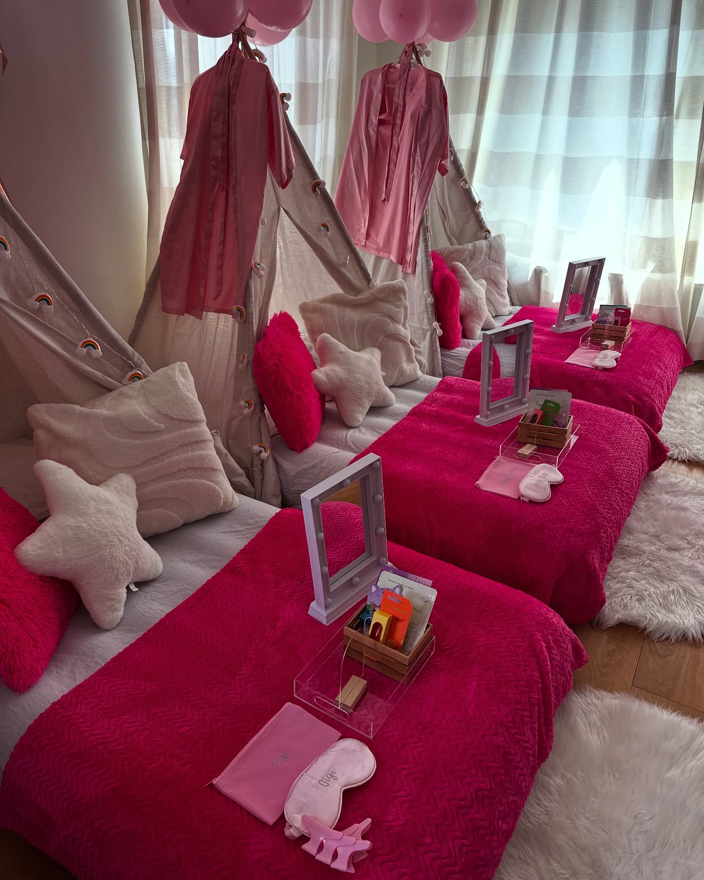 Some sleepovers are just… extra. And that’s exactly what this one is.
Our Glam Squad Night is all about cozy vibes, bold pinks, soft textures, and a little sparkle. Think twinkling lights, fluffy cushions, mini vanity mirrors, and everything set up just right for a night of pampering and TLC.
What makes it really special? The personal touches. Each guest gets a spot that’s just for them – with little details made to feel memorable. It’s those thoughtful extras that turn a fun night into a core memory.
Perfect for birthdays, bestie nights, or just because.
Now booking in Amsterdam and everywhere.
#GlamSquadNight #MiniMunchkinsNL #TeepeePartyAmsterdam #NotYourAverageSleepover #PartyWithLove