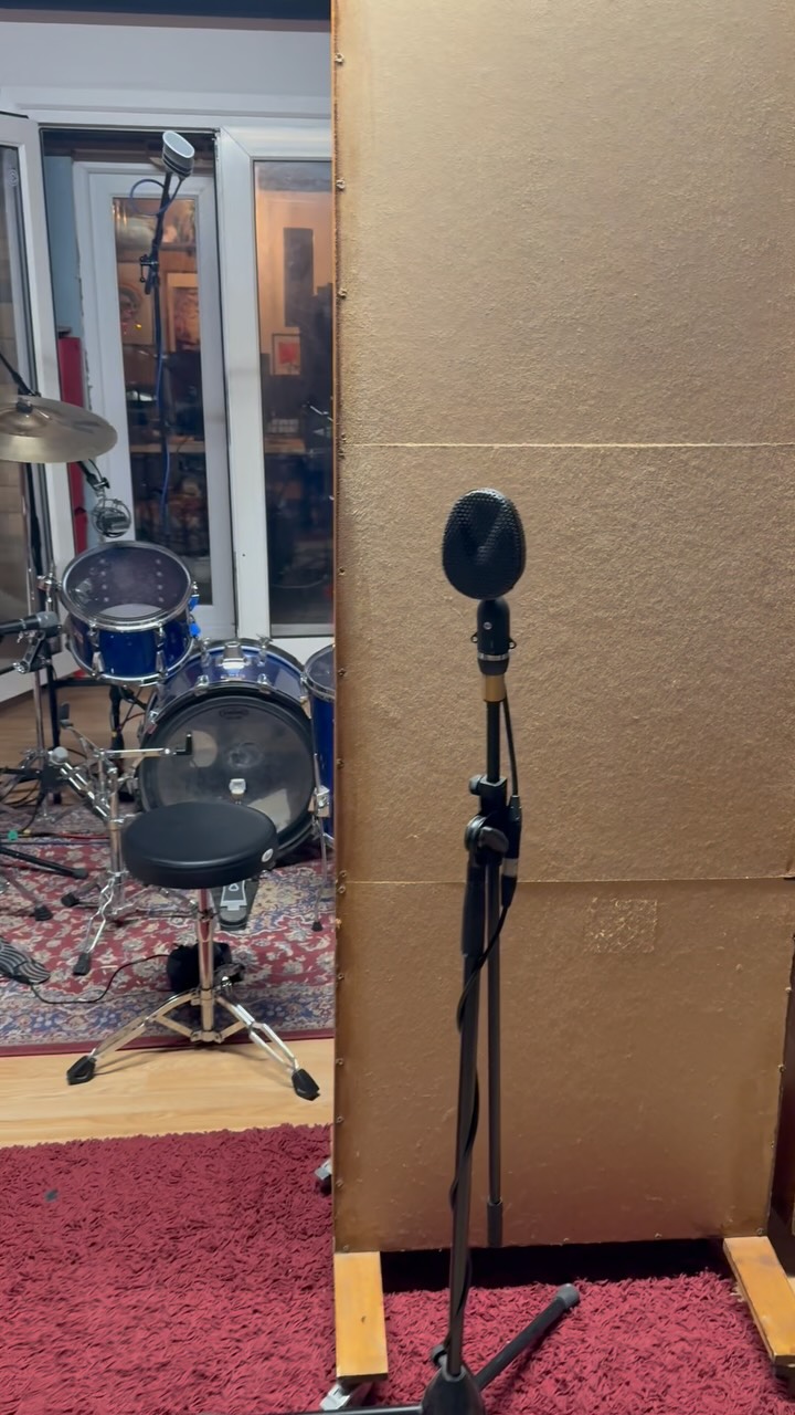 Room mics with @mumstheband for the drums! My close mic set up largely remains the same these days but room mics are forever changing as I feel they really define the overall picture of the drums and how they should appear alongside other instruments. In this instance we definitely wanted a roomy drum sound but with a strong centre image. Microphones in my corridor provide a wash of sound but these closer room mics are arguably more important for the overall picture. Of the 4 positions we tried, we all agreed this final position gave us a good happy medium of roomy and dispersed but with a strong centre image. I didn’t talk about the single condenser near the floor too. This one is SMASHED and gives the kick and snare some real heft. I love room mics!