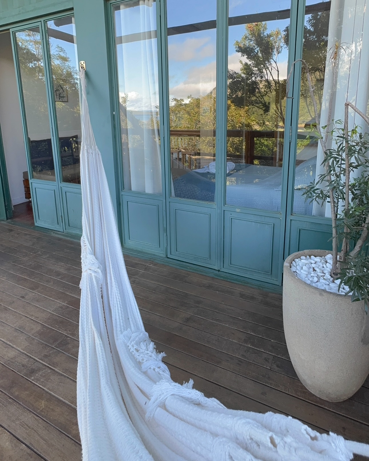 Varanda com vista, rede para relaxar e a natureza como companhia. 🍃 Essa é a definição de paz que você merece!
#DocasDaLapa #ecohospedagem #nature #explore #mg #lapinhadaserra #travel