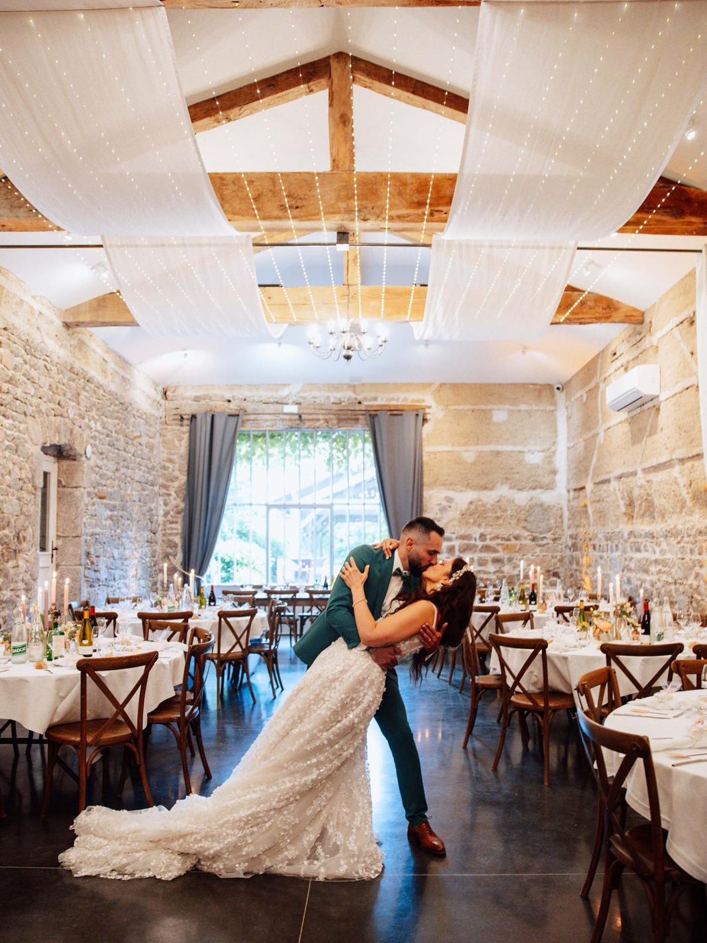 Il suffit parfois d’un baiser et et d’un lieu rempli de charme pour que tout soit parfait ✨
Le 7 juin dernier, Laura & Alex se sont dit oui au Domaine de la Cotonne !
Je leur souhaite une vie pleine d'amour et de belles aventures 🩷
_
Photographe : @mademoiselle_hirondelle_
Fleuriste : @lejardin_des_cedres
DJ : Loïc Cortet
Lieu : @domaine_de_la_cotonne
Traiteur : @bruno_guerpillon
Robe : @cousu_de_fil_blanc_
Bijoux : @atelierarmande
Coiffure et Make-Up : @la_belle_et_le_barbu_
_
𝐀𝐧𝐚𝐡𝐢𝐭𝐚 𝐖𝐞𝐝𝐝𝐢𝐧𝐠𝐬
Wedding planner et coordinatrice de mariage en région Auvergne-Rhône-Alpes (et ailleurs !)
Pour les couples qui veulent conjuguer amour, style et sérénité
_
#mariage2026 #mariage2027 #weddingplanner #weddingplannerfrance #weddingplannerlyon #justmarried #weddinginspo #weddingkiss #mariageauthentique