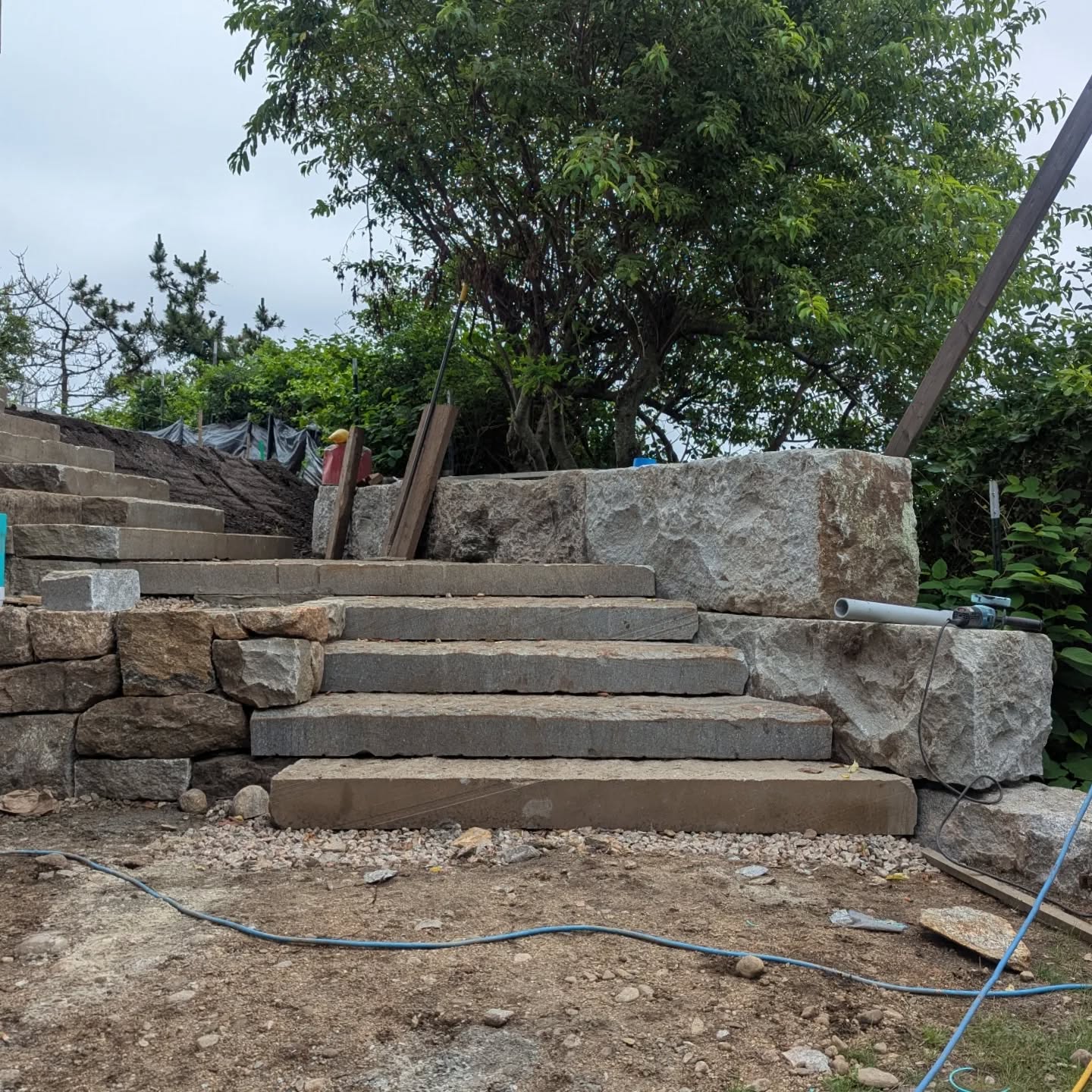 Great start to our weekend to see the installation of these gorgeous reclaimed curbing steps and retaining wall - crafted by @landscapecreationsri - at our High Point site with @whittenarchitects & @granville_builders
.
.
.
.
.
#triplettdesignstudio #landscape #landscapedesign #landscapearchitecture #landscapelovers #residential #residentiallandscapes #residentiallandscapedesign #residentialdesign #newengland #costallandscapes #coastallandscapedesign #masonry #stonemasonry #stonework #reclaimedgranite #granitecurbing #reclaimedmaterials #hardscape #rhodeislandlandscapes #rhodeislandcoast #rilandscapedesign #rilandscapearchitecture #pointjudithri #rhodeisland