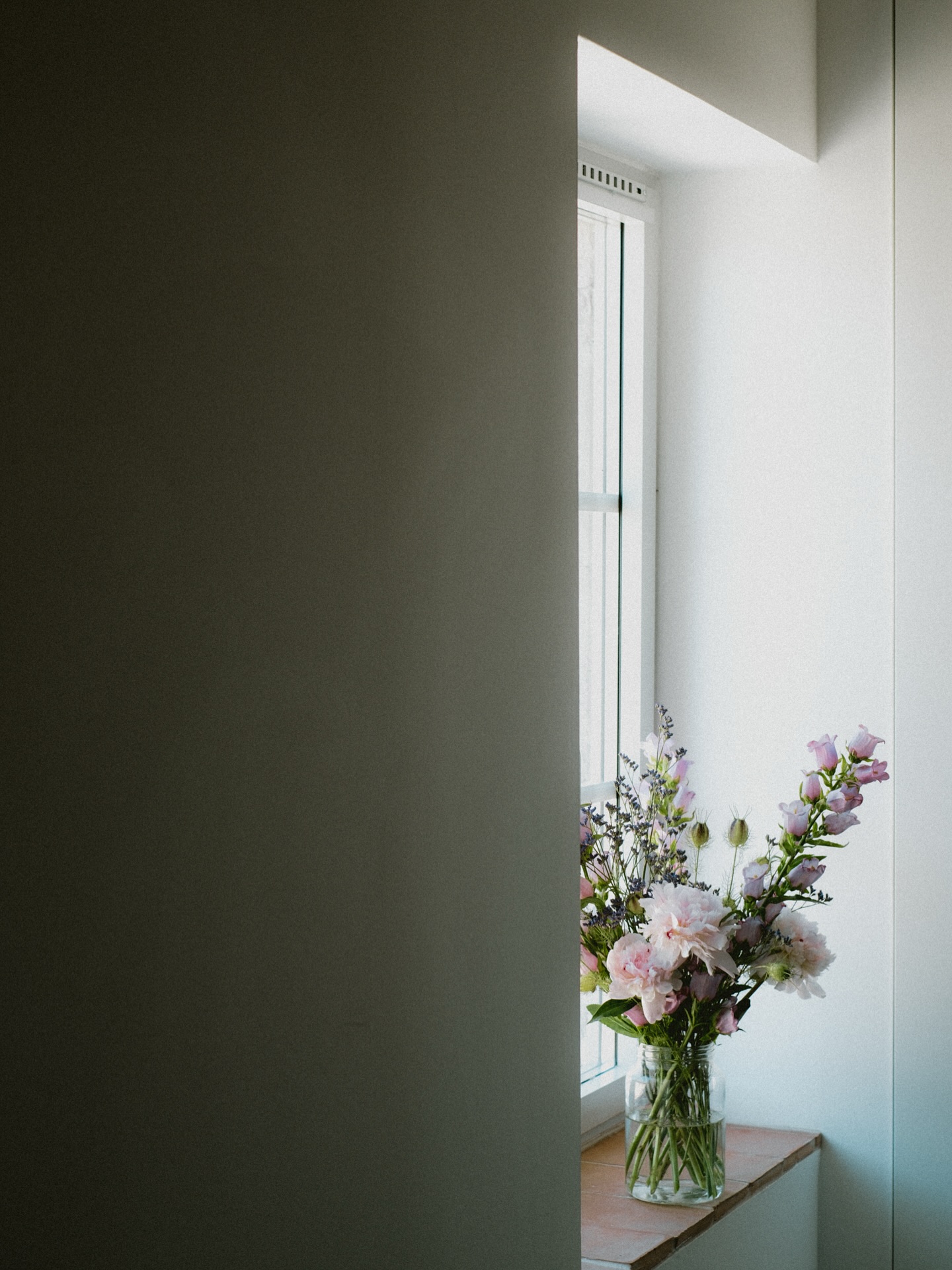 Some flowers enjoying a sunlight bath. I don’t know what it is, but the sunlight just hits different in Marseille.
#floraldesign #nightanddayfloral