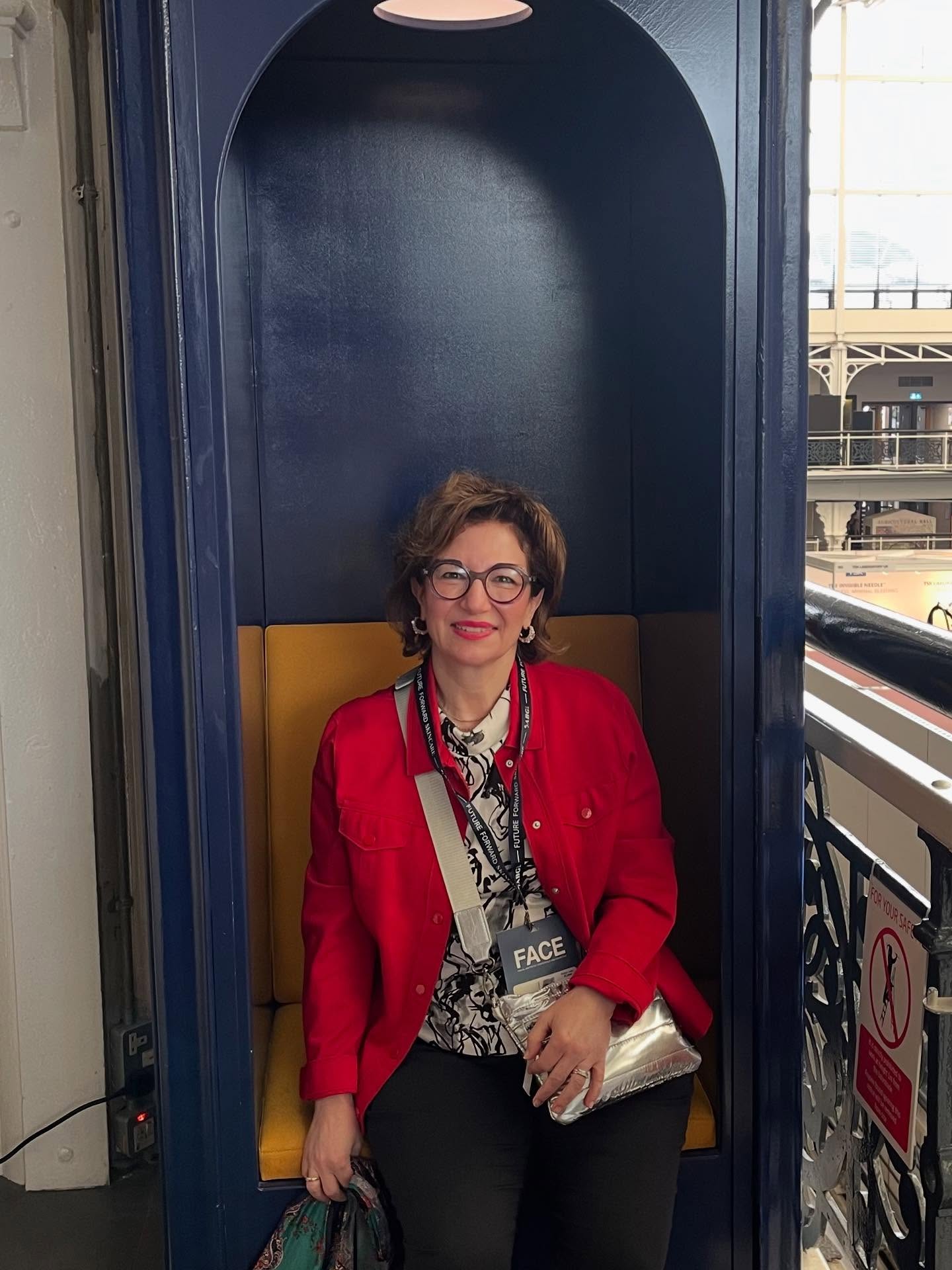 Dr lucie khouri : cheveux frisés? Ou lisses? Vous votez quoi? 😮 curly or straight hair? What’s your vote? ✅