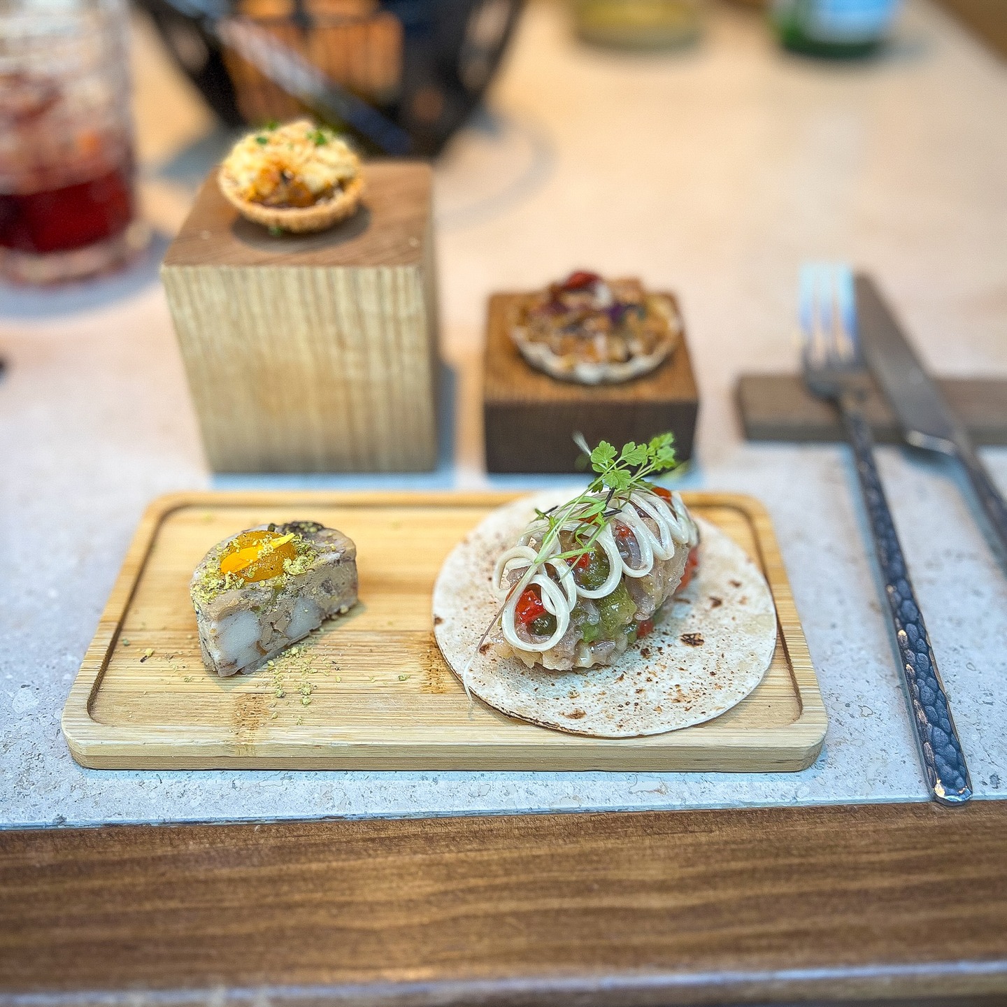 I knew Javi Estévez of @latasqueria was onto something when he served callos with a sriracha pipette some years ago at @madridfusion His callos were silky, flavourful a nod to a Madrid culinary heritage that is fast disappearing.
In a city where eating out is a right but where Michelin starred restaurants prices are reaching unattainable heights, la Tasquería offers a respite with well-priced menus starting at 68 euro, that give a nod to Madrid's love of casquería or offal but with modern twists.
Pig's tail, pig's snout, duck hearts, beef tongue, veal liver and the most surprising element veal tendon masquerading as a crispy note in the berries dessert.
The wines we had were pure Madrid @comandogviticultores and Los Peros @cadimat.wine from Sierra de Gredos one of my favorite hiking spots in the city. The home made secret Vermouth is like we say in Spanish estupendo!
This is an unmissable place to go in Madrid.
#michelinmadrid #offal #dogredos #winesfrommadrid