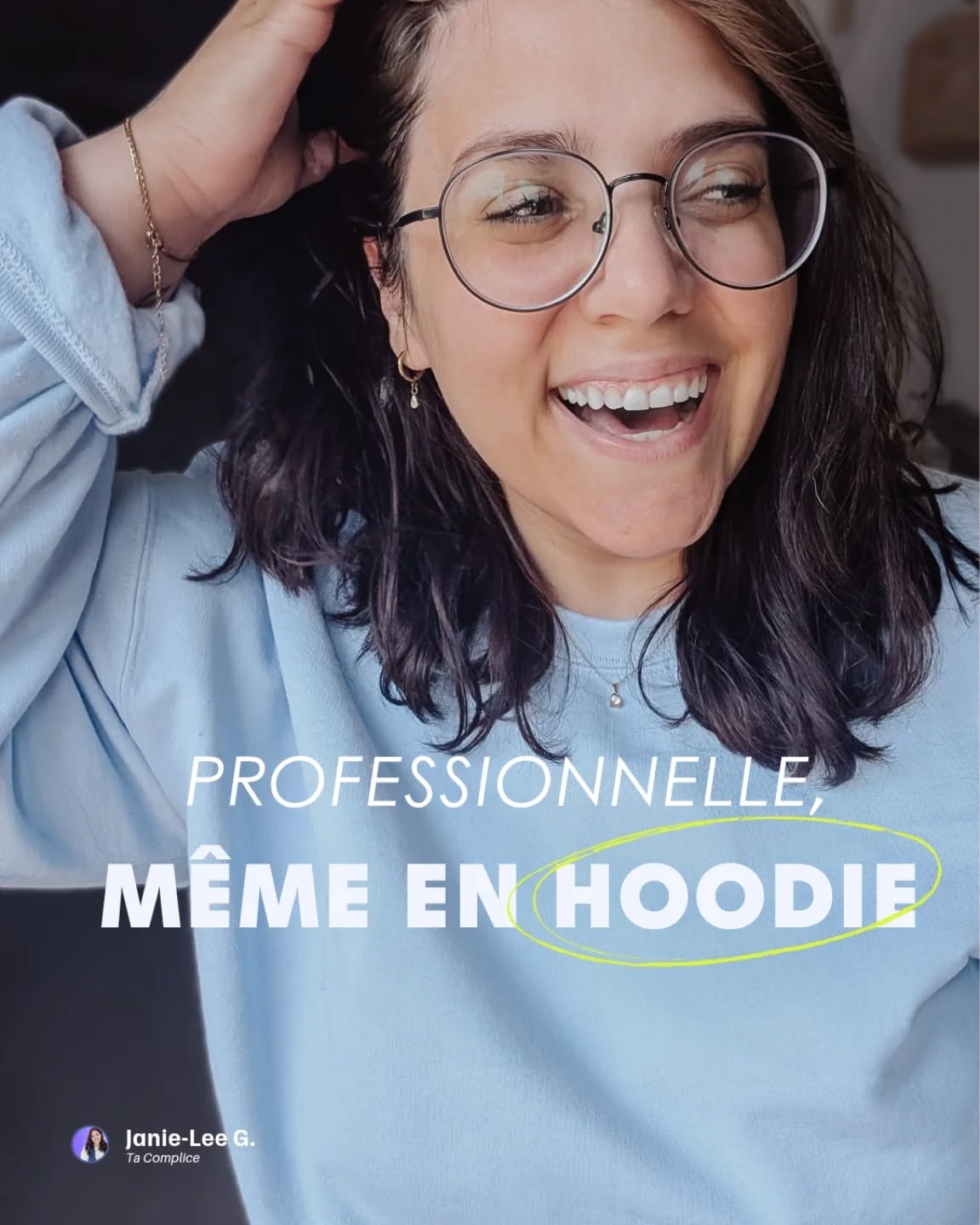 J’ai jamais voulu être la comptable en talons hauts.
J’ai jamais été du genre “professionnnelle”.
J’ai jamais été sharp à 7h du matin avec le parfait complet, maquillage, cheveux.
Pis pourtant… dans le monde professionnel, j’ai souvent eu l’impression que c’était ça, le modèle à suivre. Une genre de mega pression sociale obligatoire, surtout en tant que femme.
👉 Faut être impeccable.
👉 Faut parler avec des mots compliqués.
👉 Faut avoir l’air professionnelle, pas juste l’être.
Mais moi, dans ma p’tite entreprise, je fais de la comptabilité en hoodie, en legging, pis même parfois en bas de pyjamas.
Pas parce que je m’en fous. Parce que je suis là pour toi, pas pour jouer un rôle. Je pourrais répondre avec des grands mots, des définitions techniques, des tournures floues que tu comprenais semi.
Mais à quoi bon, si au final tu te sens jugé.e ou complètement perdu.e ?
Ce que mes clients me disent, c’est pas : “Wow, t’as l’air sérieuse.” C’est : “Hey, avec toi, c’est simple. Je comprends. Je me sens pas pris de haut.” 🧠
Et ça, pour moi, c’est la meilleure forme de professionnalisme : celle qui apaise, qui vulgarise, qui dit les vraies affaires avec des mots de tous les jours pour que le client COMPRENNE.
Celle qui fait en sorte que tu repars en te disant : “Ok. Je gère. J’suis pas con.ne. J’suis capable.”
Pis ça, tu peux le faire en legging comme en complet trop cher.
Et by the way : aucune honte à celles qui aiment leurs talons, leur robe, et leur megabellecoiffure du lundi matin.
Vous êtes magnifiques.
Vous êtes puissantes.
Et vous êtes tout aussi compétentes.
C’est ça, la vraie liberté : Pouvoir choisir le cadre qu'on veut.
Pis si tu t'en fous un peu que ta comptable ne soit pas chixée tous les jours, on est peut-être fait pour s'entendre tsé 🙋🏽♀️