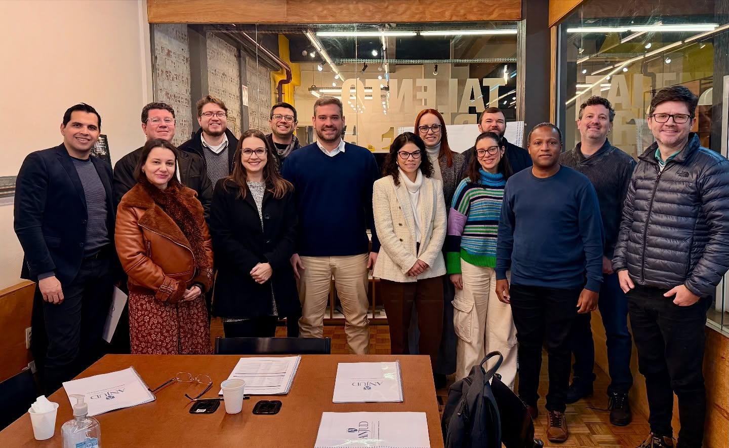 🔷 ANJUD realiza reunião estratégica com servidores de nível superior lotados no 2º grau do TJPR
⠀
Nesta sexta-feira (11), o Conselho Diretor da ANJUD se reuniu com servidores de nível superior do 2º grau do TJPR em mais uma ação da campanha de valorização da categoria.
⠀
O encontro teve como foco o alinhamento estratégico, a apresentação da pauta reivindicatória da associação e o compartilhamento de bastidores das articulações institucionais com a alta administração do Tribunal.
⠀
A iniciativa reforça o compromisso da ANJUD com a mobilização técnica e política pela valorização dos Analistas, Assistentes Sociais e Psicólogos Judiciários.
⠀
Novas reuniões serão realizadas em breve, também com servidores do 1º grau.
⠀
#ANJUD #TJPR #Valorização #NívelSuperior #AnalistasJudiciários #PsicólogosJudiciários #AssistentesSociais #JustiçaParanaense #ServidoresPúblicos #CarreiraTécnica #ArticulaçãoPolítica
