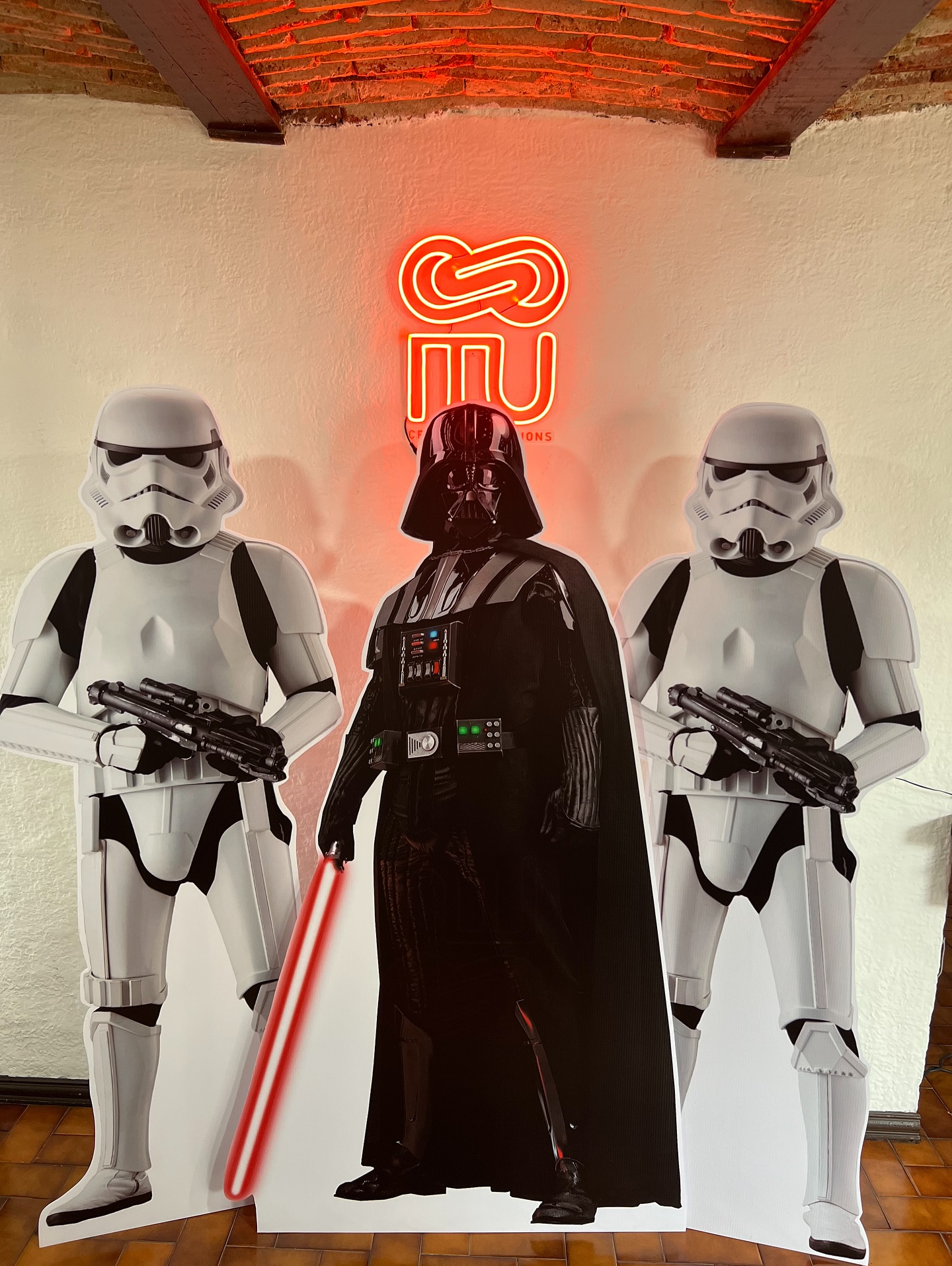 🚀✨ ¡Que la fuerza te acompañe! ✨🚀
¡Los héroes y villanos de Star Wars llegaron en tamaño real a invadir tu fiesta! 🎉⚔️
🖤 Darth Vader, Yoda, Chewbacca, los Stormtroopers, R2-D2, C-3PO, BB-8 y más...
Todos listos para tu evento, stand, fiesta temática o sesión de fotos. 📸✨
📦 Hechos en coroplast, con soporte para que se mantengan de pie.
¡Lleva la Fuerza a donde tú quieras! 💫
🛒 Personaliza tu set o pide los personajes completos.
📍Impresión 100% mexicana | Envíos a todo México 🇲🇽
👇 Cuéntanos en los comentarios:
¿Del lado luminoso o del lado oscuro de la fuerza? 😏
#StarWars #DecoraciónGeek #FiestasTemáticas #Coroplast3D #DecoraciónEventos #ITUCreativeSolutions #LaFuerzaEstáContigo