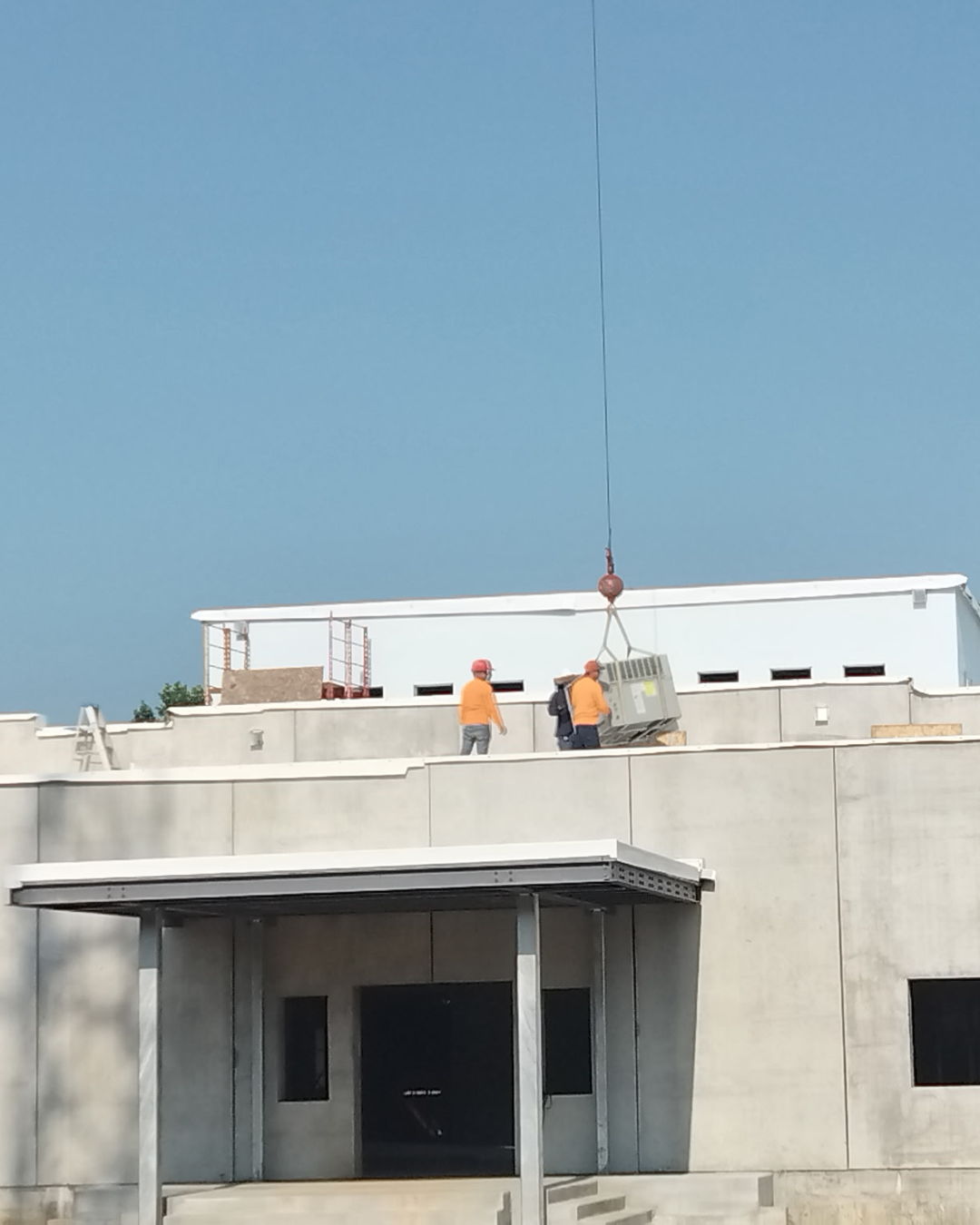 Setting some HVAC units, unfortunately no AC for a while 🥵
#rpmpartners #generalcontractor #triadhindutemple #dangitshot
