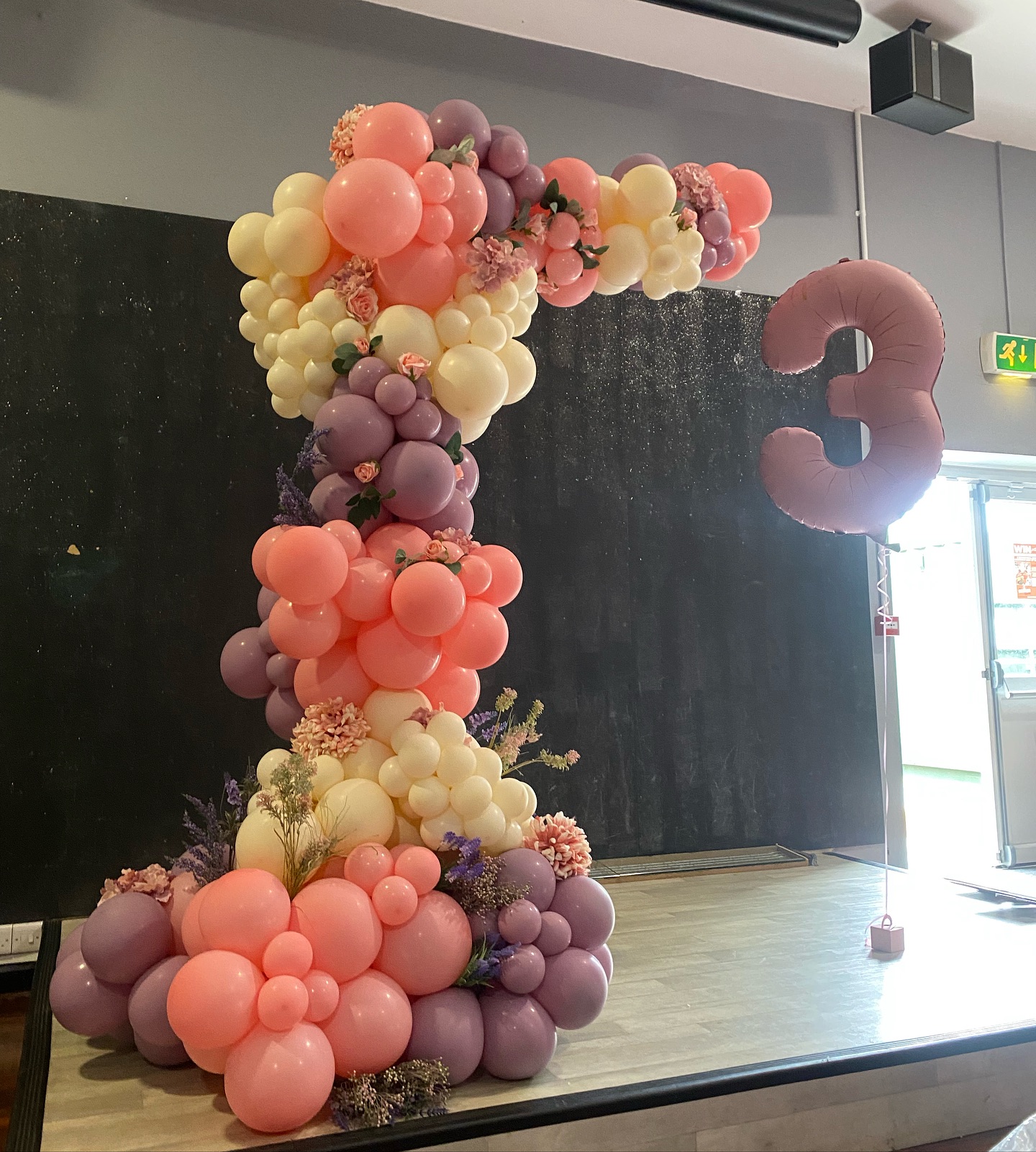 🌸🌺🌷💐
3rd birthday celebrated @canton.rugby.club 🎈
#organicballoons #balloonarch #balloongarland #cardiffballoons #floral