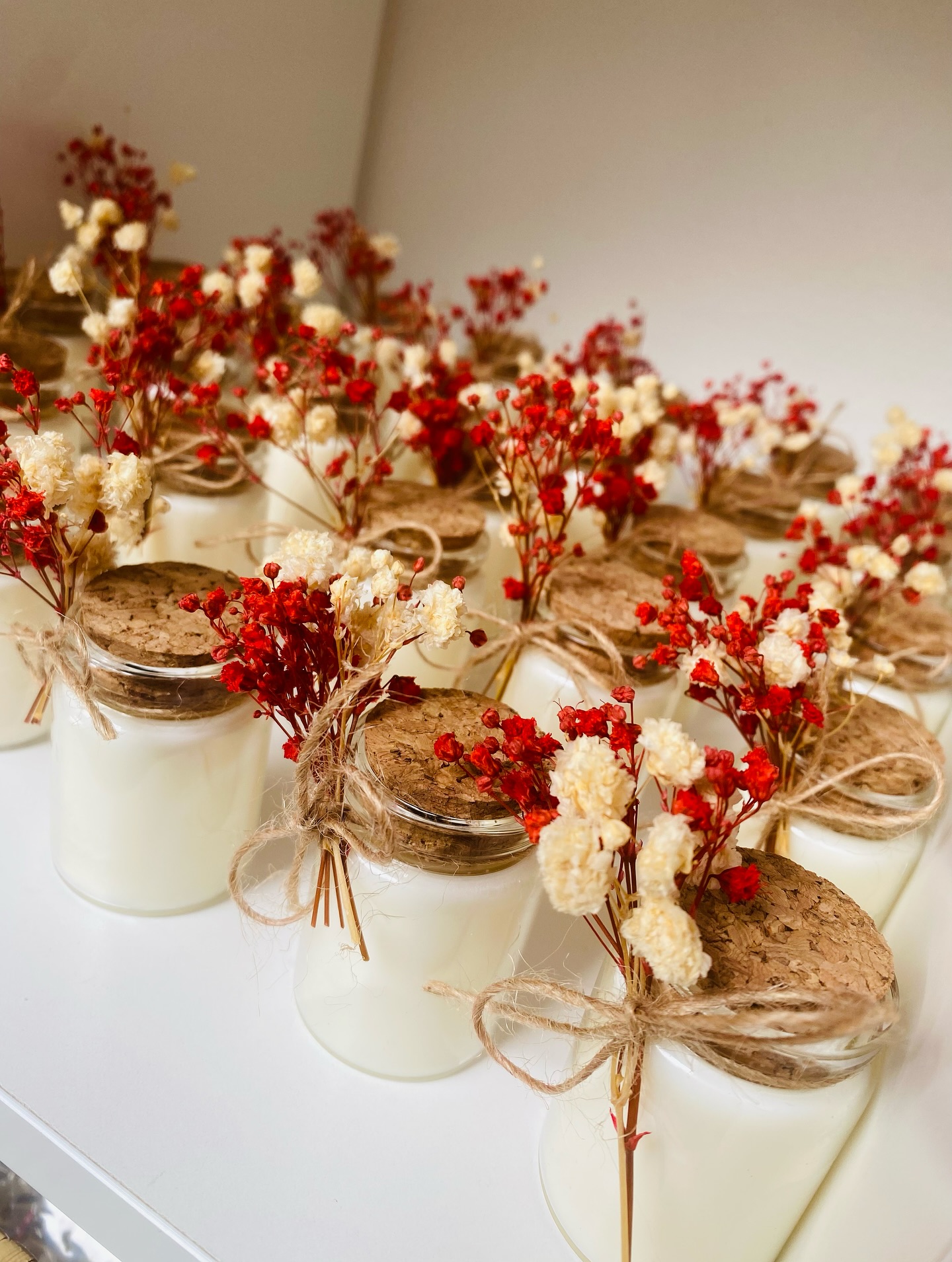 — FIOLES ROUGES & BLANCHES : résultat final ❤️
Et voilà le résultat des 30 fioles personnalisées odeur linge frais & fruits rouges - ✨
Le (futur) mari de ma cliente a prévu de graver les bouchons en liège, j’ai hâte de voir le rendu ! 🤍
Merci pour votre confiance, c’est toujours un honneur pour moi de participer à vos mariages, à ma manière, à travers ces fioles de cire parfumées. 🥺❤️
#love #mariage #mariage2025 #wedding #mariagemetz #cadeau #cadeaupersonnalisé #cadeauinvité #cadeauinvités #cadeauinvitébapteme #cadeauinvitemariage #present #gift #projetpersonnalisé #bougies #bougiesnaturellesparfumées #bougiesvégétales #bougiesinvités #metz #thionville #talange #merci #mercipourvotrefidelité