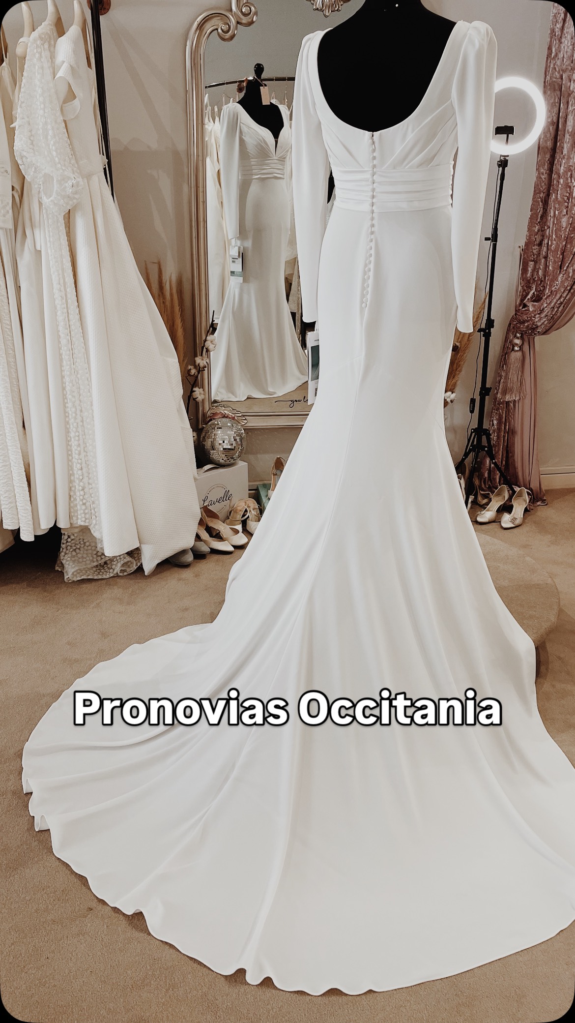 There’s a gorgeous dress in the window.
This is Pronovias Occitania.
The perfect dress for a bride looking for seeking refined sophistication for a winter or spring wedding.
There is still plenty of time to get this dress ordered if your a winter ‘25 bride or a spring ‘26 bride. Head over the website and book yourself an appointment and let’s try her on 💗
•
•
•
•
•
#pronovias #pronoviasbride #pronoviasweddingdress #longsleeveweddingdress #crepeweddingdress #buttondetail #pronoviasoccitania #bride #bridetobe #2025bride #2026bride #wedding #weddinginspo #weddingdress