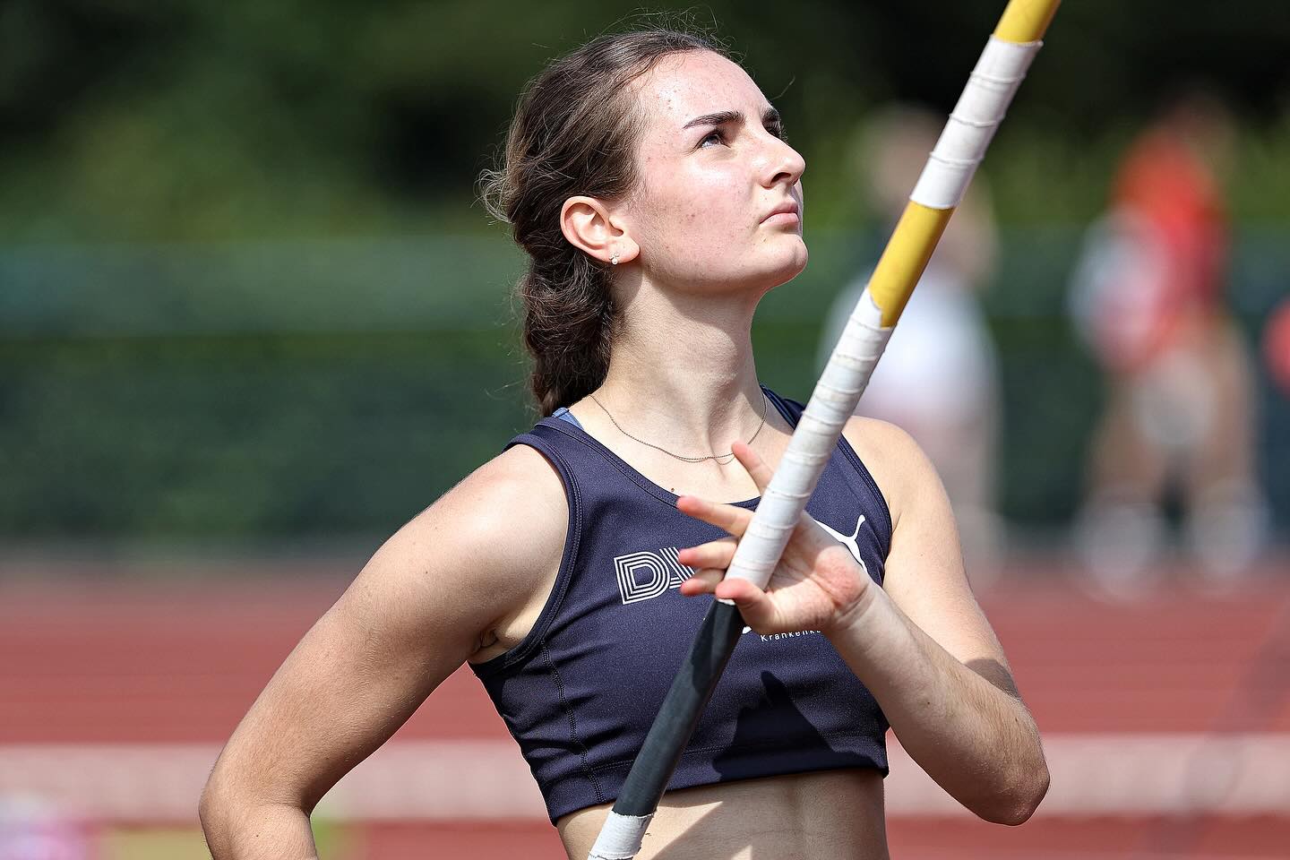 🏆 Deutsche Jugendmeisterschaften U18/U20 – Bochum Wattenscheid 🇩🇪
Was für ein Wochenende unserer Athleten! 💪🔥
🎉 Angelika Karolidou springt im Stabhochsprung der WJU18 auf einen sensationellen 6. Platz – mit neuer persönlicher Bestleistung von 3,50 m! 🥳 der Jubel war groß bei diesem Höhenflug! 🚀
💥 Phil Janitz zeigte gleich in drei Disziplinen vollen Einsatz:
➡️ 10. Platz im Weitsprung
➡️ 12. Platz im Kugelstoßen
➡️ 13. Platz im Diskuswurf
Leider reichten seine Ergebnisse knapp nicht für die Finalrunden. Er zeigte gute Leistungen und eine beeindruckende Vielseitigkeit! 👏
Wir sind stolz auf euch und freuen uns auf alles, was noch kommt! 💯
#DJM2025 #NachwuchsLeichtathletik #Stabhochsprung #Weitsprung #Kugelstoßen #Diskuswurf #TeamSpirit #Bestleistung #Jugendleichtathletik #fasterhigherfurthertogether
📸 @dirkgantenberg