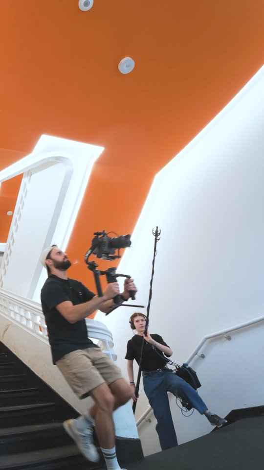 Was für ein tolles Dreh-Wochenende war das denn bitte schön! 🥰
@ag4medien mit vollem Technik-Einsatz im Montessori Zentrum Heidelberg.
Denn:
➡️ der Deutsche Jugendliteraturpreis 2025 des @arbeitskreis_jugendliteratur wirft seinen Schatten voraus, und der generationenübergreifende Leseclub HEIKOGRU aus Heidelberg präsentiert in diesem Jahr die sechs Nominierungen der Sparte Kinderbuch.
Sechs wundervolle Film-Ideen, erarbeitet von den Kindern des Leseclubs zusammen mit @freigespielt_theaterpaedagogik im Rahmen des Literanautenprogramms:
➡️ @literanauten_akj
Was eine Kamera im Apfelkompott zu suchen hat, wer die Gurkentruppe ist, und ob wir wirklich die Oma im Garten verbuddelt haben, das erfahrt ihr bald... 😎
#literanauten #literanauten_akj
#heikogru
#djlp2025 #djlp
#jugendliteraturpreis