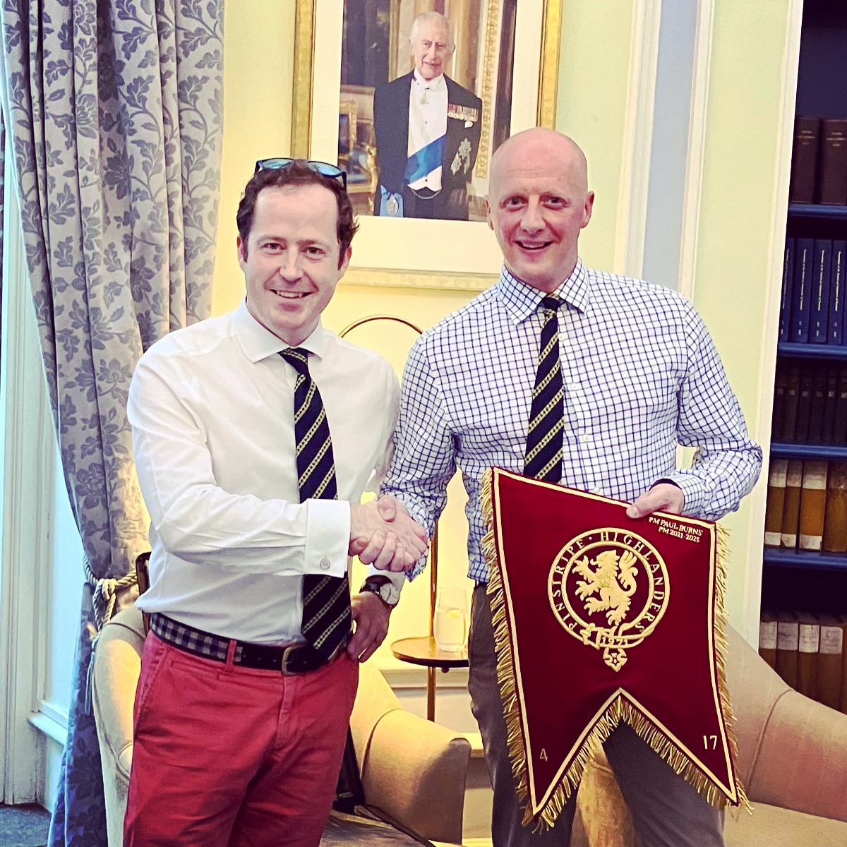 Co-convenor Gordon Tughan-Jones presenting our outgoing 4th Pipe Major since 1971 (and 17th Piper to the Sovereign) PM Paul Burns, with his Pinstripe former Pipe Major’s bratach, and thanking him for leading us for 4 years. The bratach will be carried at all future Pinstripe events alongside the other former Pipe Majors’ bratachs.