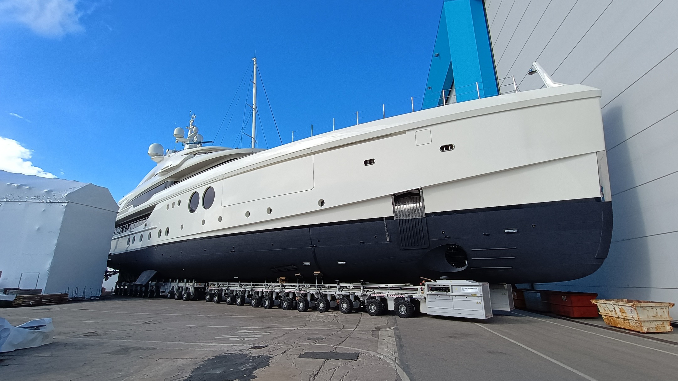 We supply modular solutions since 1994 and every time our customers choose this kind of machines we make a long study to include all the range of boats (or ships) they want to move, to combine the right dimension, the right capacity, the right performance for each module. Here you can see a 1.000 ton maxi yacht on a modular system M400+2PM200+2PT200
Only one remote, all the wheels syncronized, and an electronic system who check the machine status constantly in way operators can drive safe and enjoy the ride! #maxiyacht #shipyard #boating #vessel #boatmover